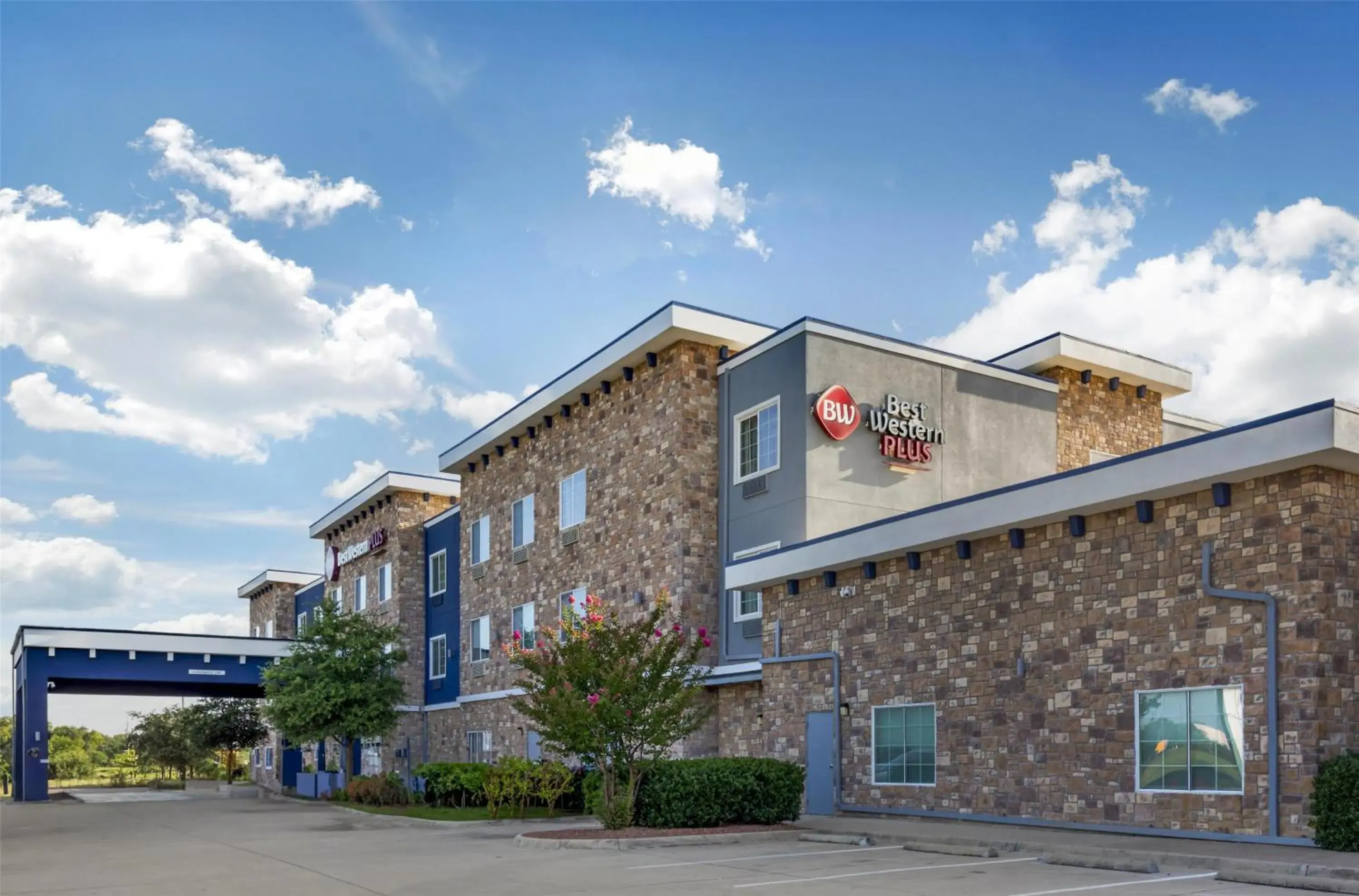 Property building in Best Western Plus Fort Worth Forest Hill Inn & Suites Property building in Best Western Plus Fort Worth Forest Hill Inn & Suites