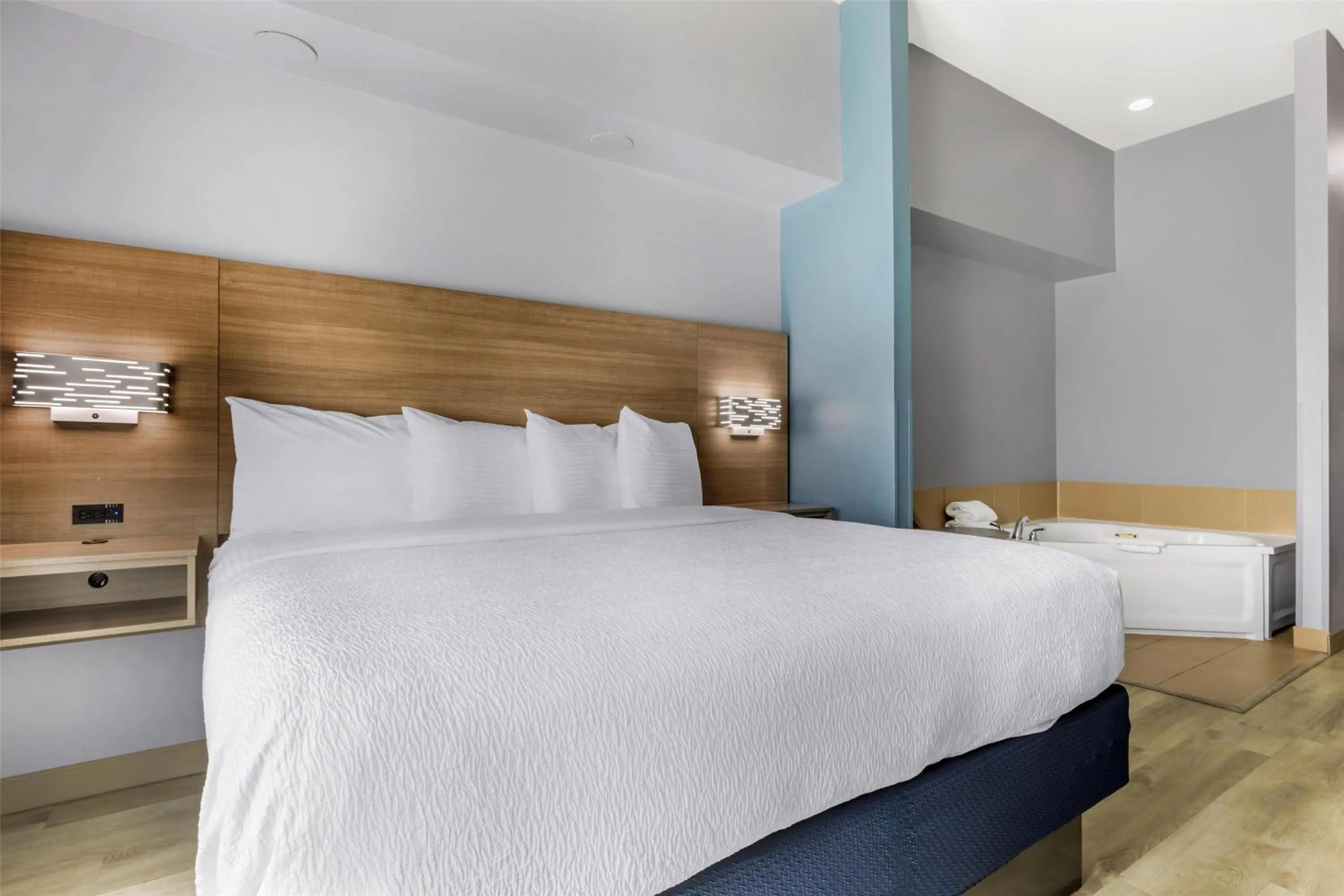 Bedroom, Bed in Best Western Plus Fort Worth Forest Hill Inn & Suites