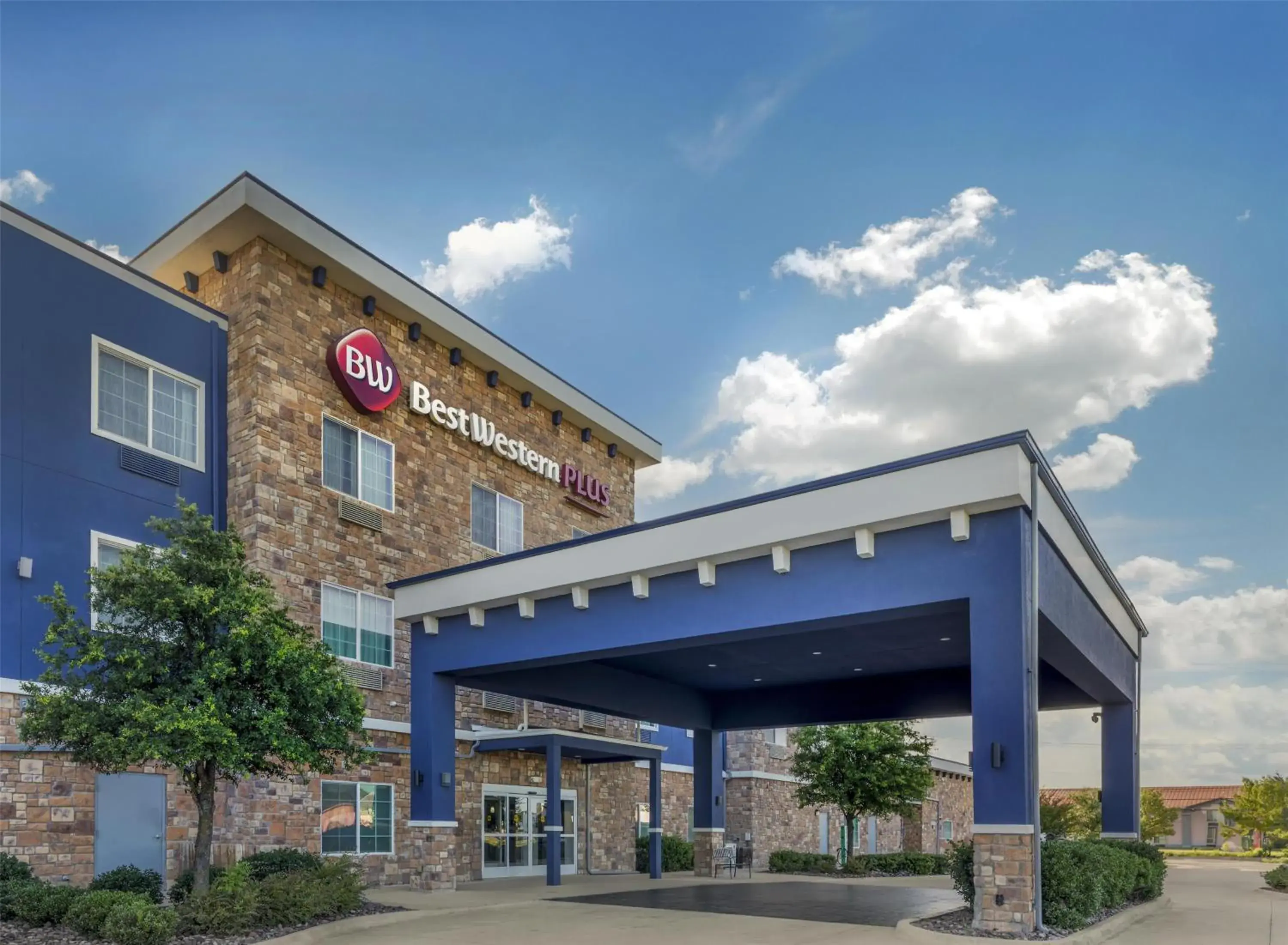 Property building in Best Western Plus Fort Worth Forest Hill Inn & Suites Property building in Best Western Plus Fort Worth Forest Hill Inn & Suites