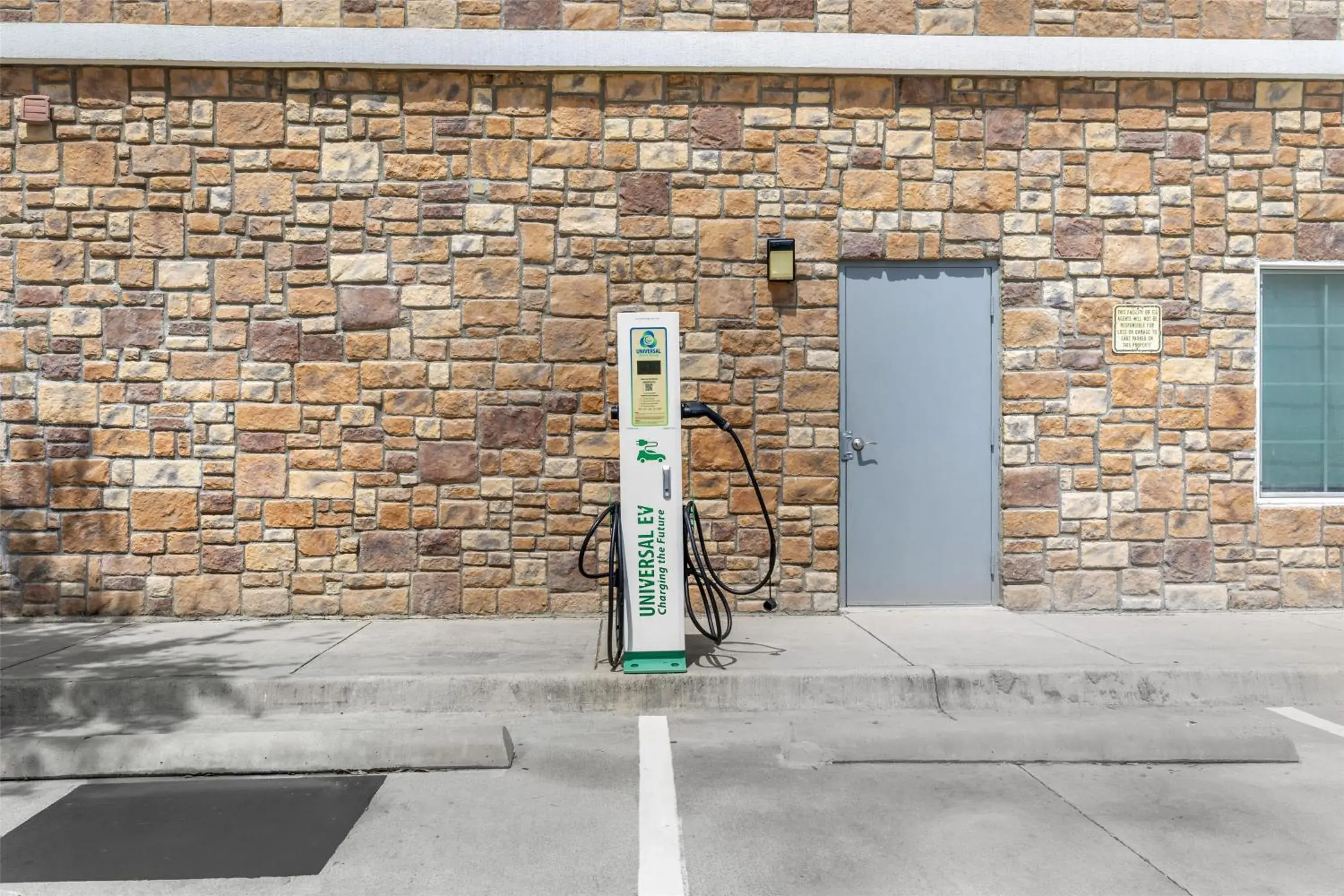 Property building in Best Western Plus Fort Worth Forest Hill Inn & Suites Property building in Best Western Plus Fort Worth Forest Hill Inn & Suites