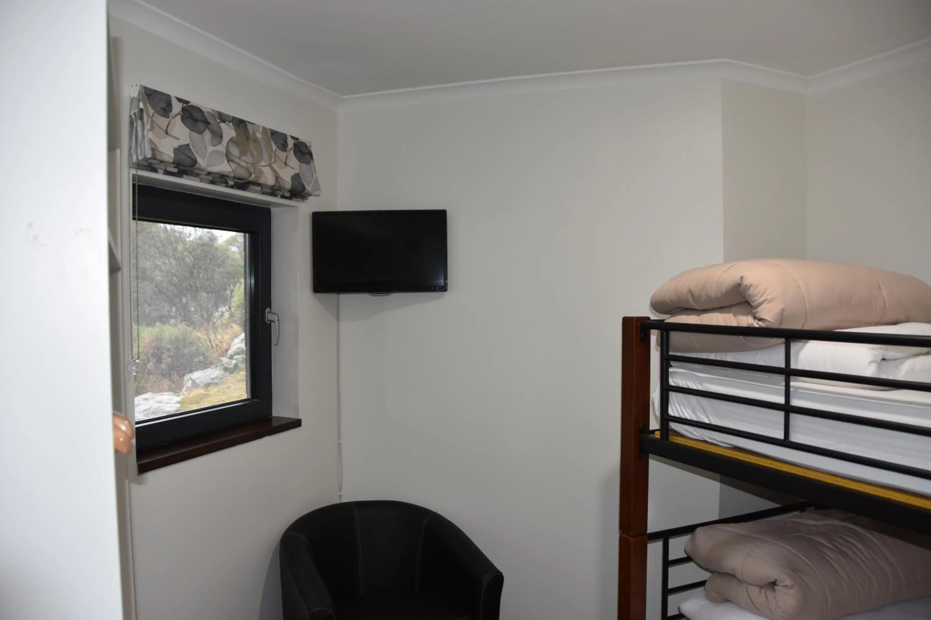 Bed in Summit Ridge Alpine Lodge