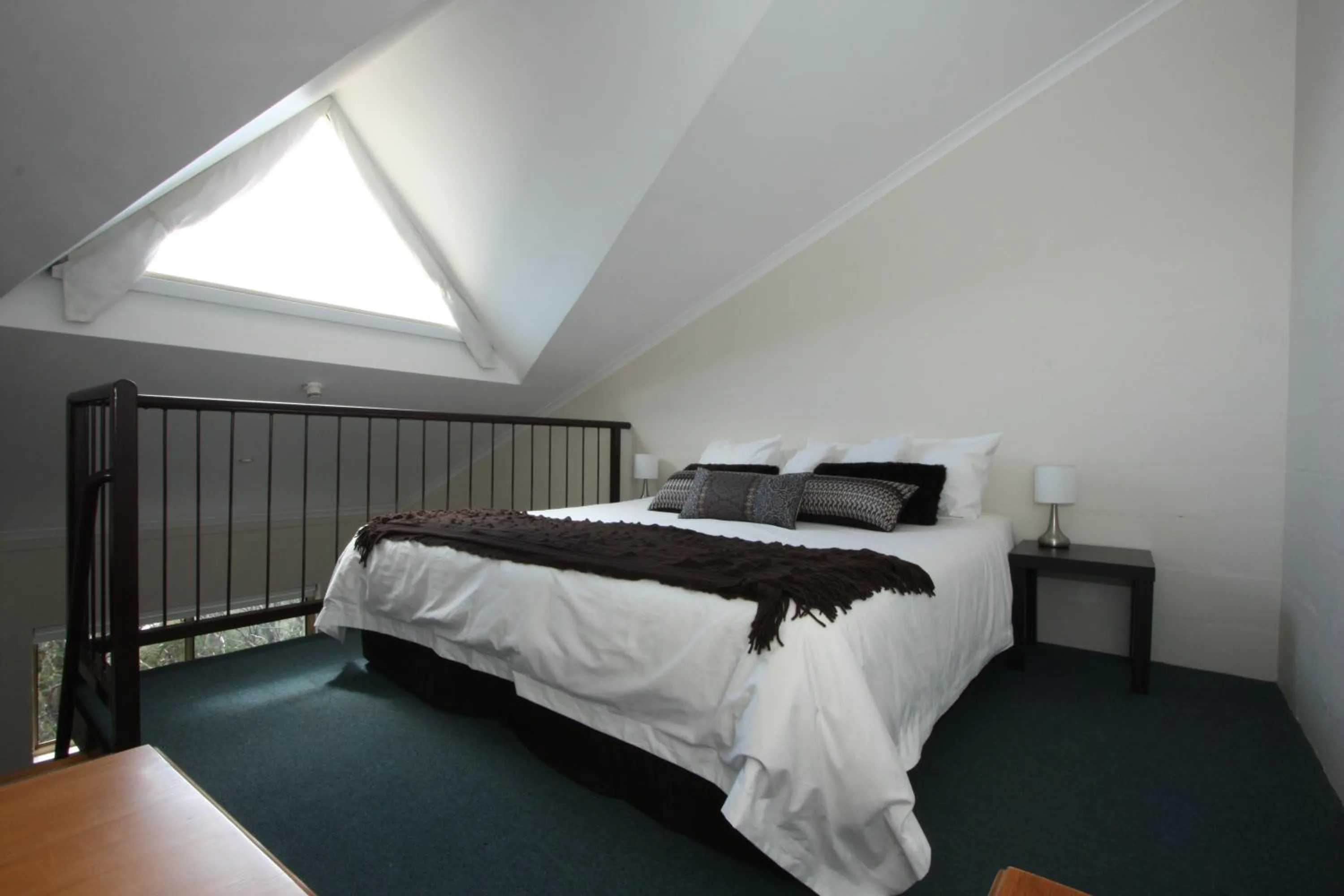 Bedroom, Bed in Summit Ridge Alpine Lodge