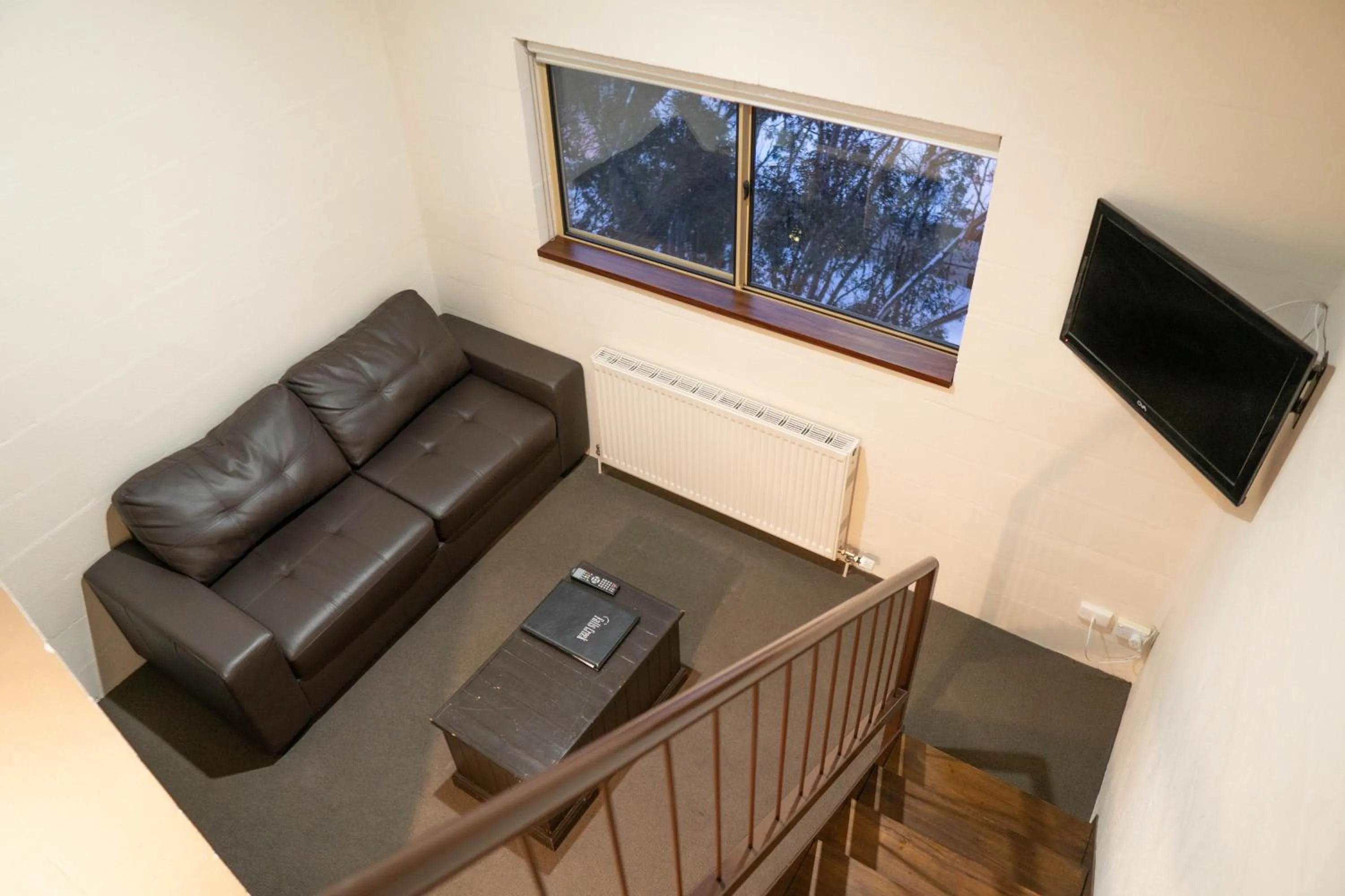 Photo of the whole room in Summit Ridge Alpine Lodge