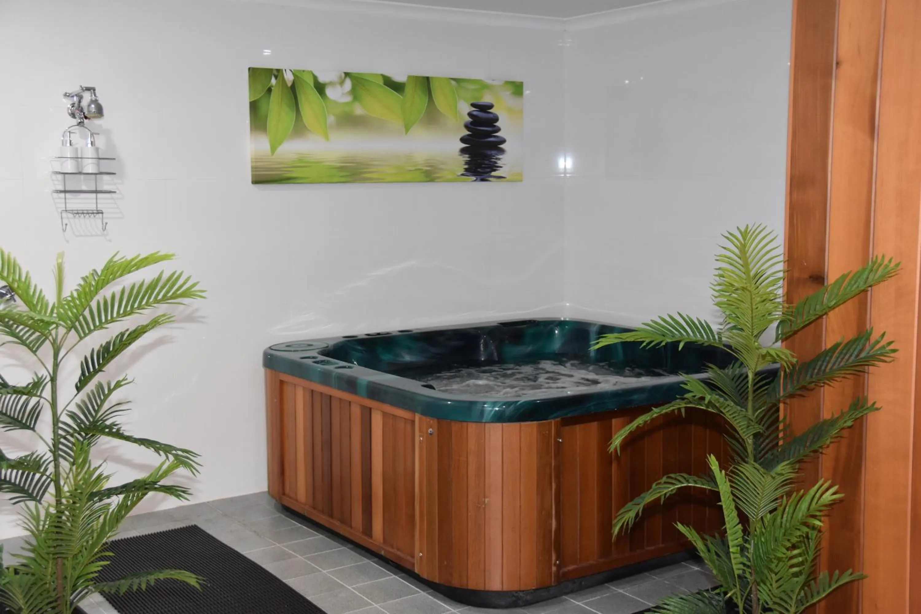 Hot Tub in Summit Ridge Alpine Lodge