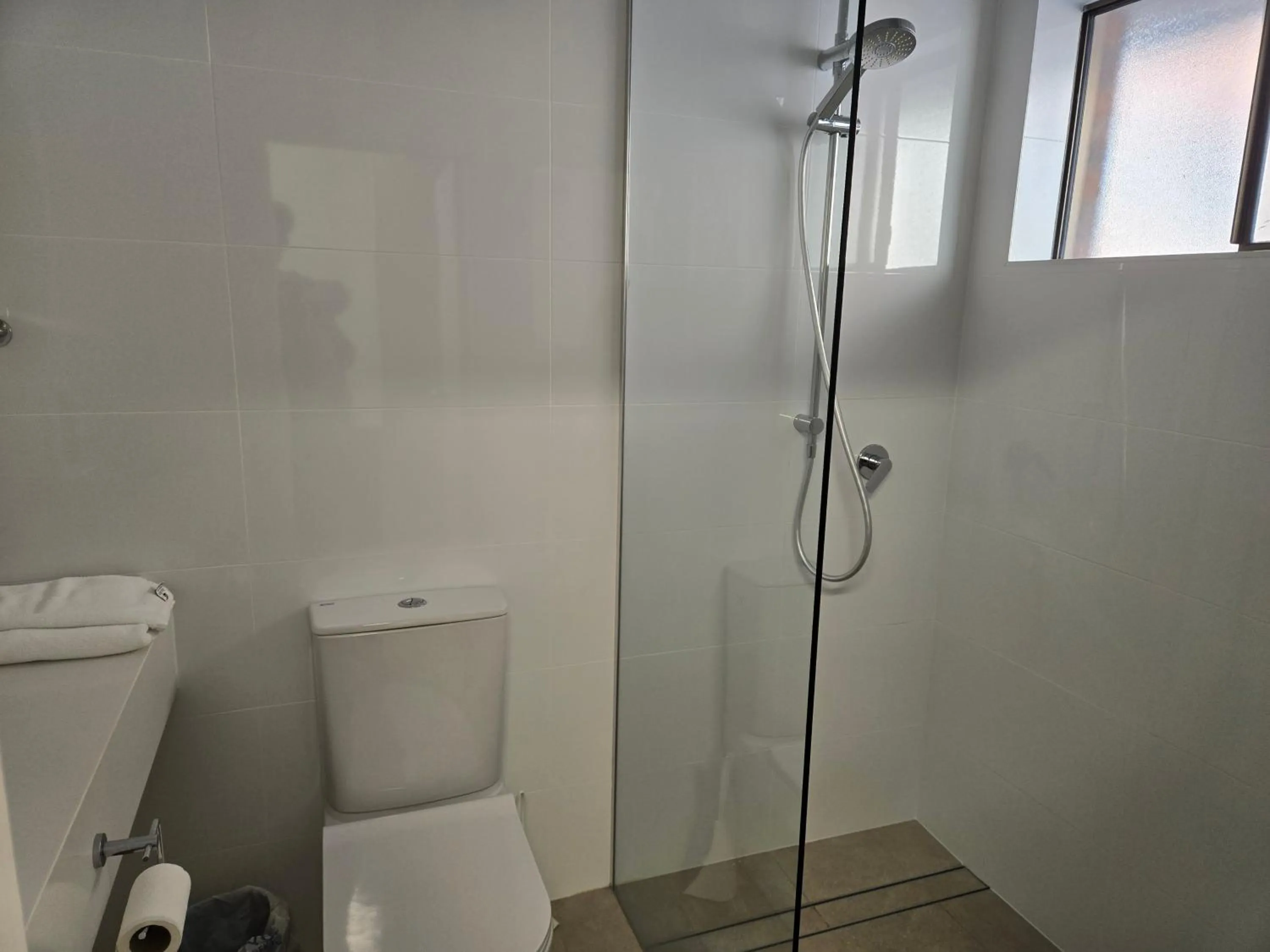 Shower in Best Western Parkside Motor Inn