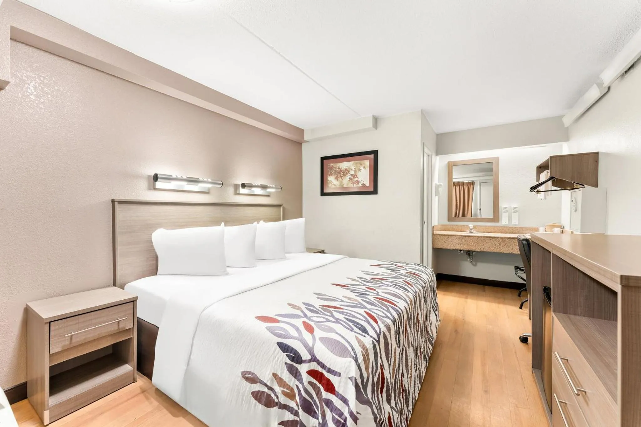 Photo of the whole room, Bed in Red Roof Inn Allentown Airport