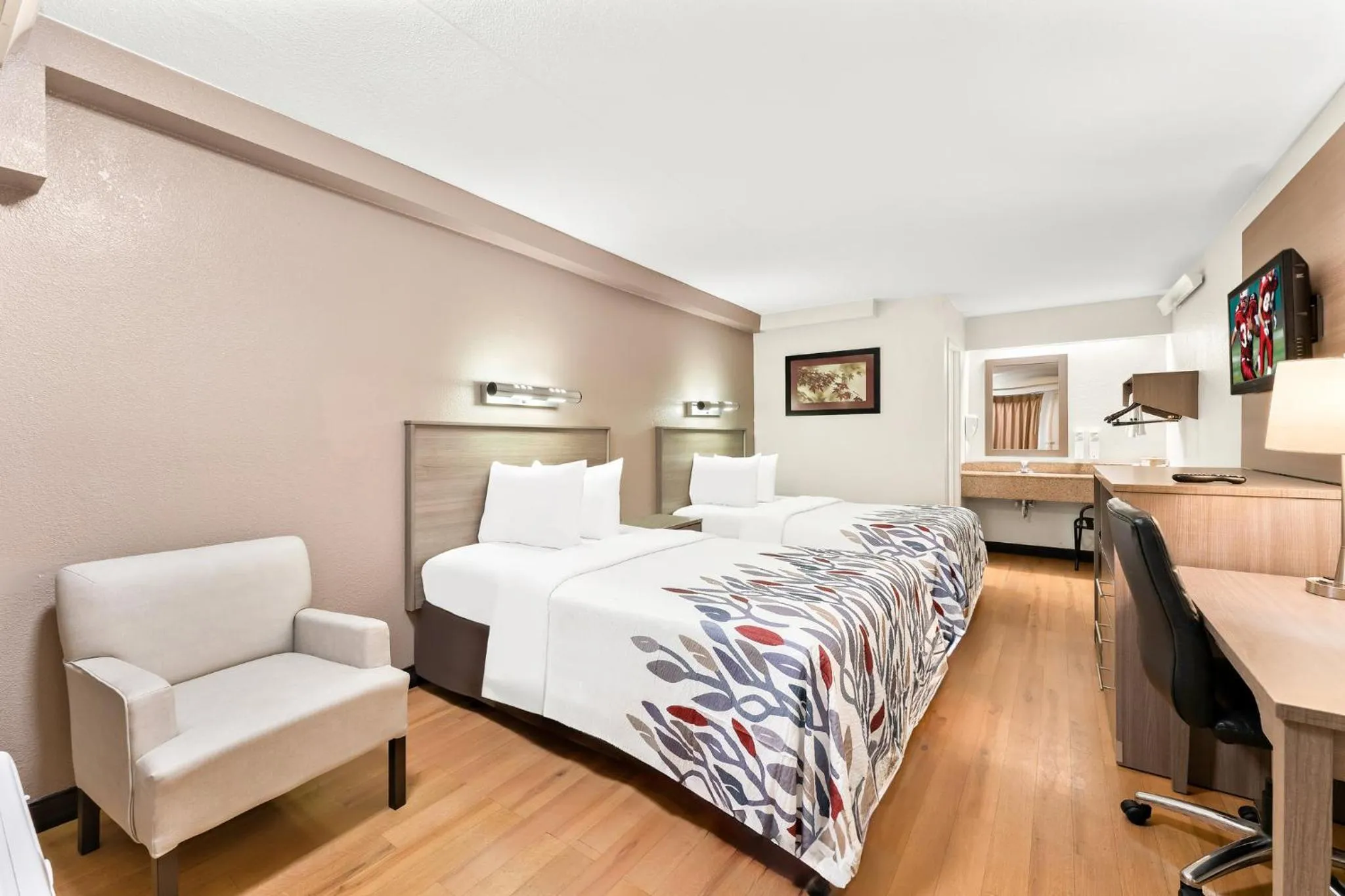 Photo of the whole room, Bed in Red Roof Inn Allentown Airport