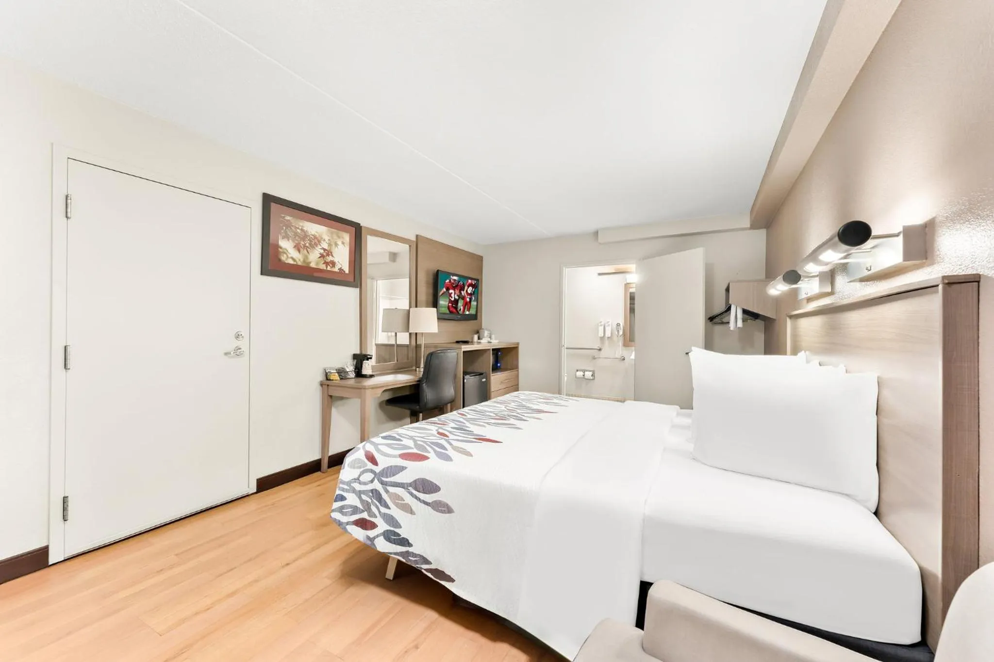 Photo of the whole room, Bed in Red Roof Inn Allentown Airport