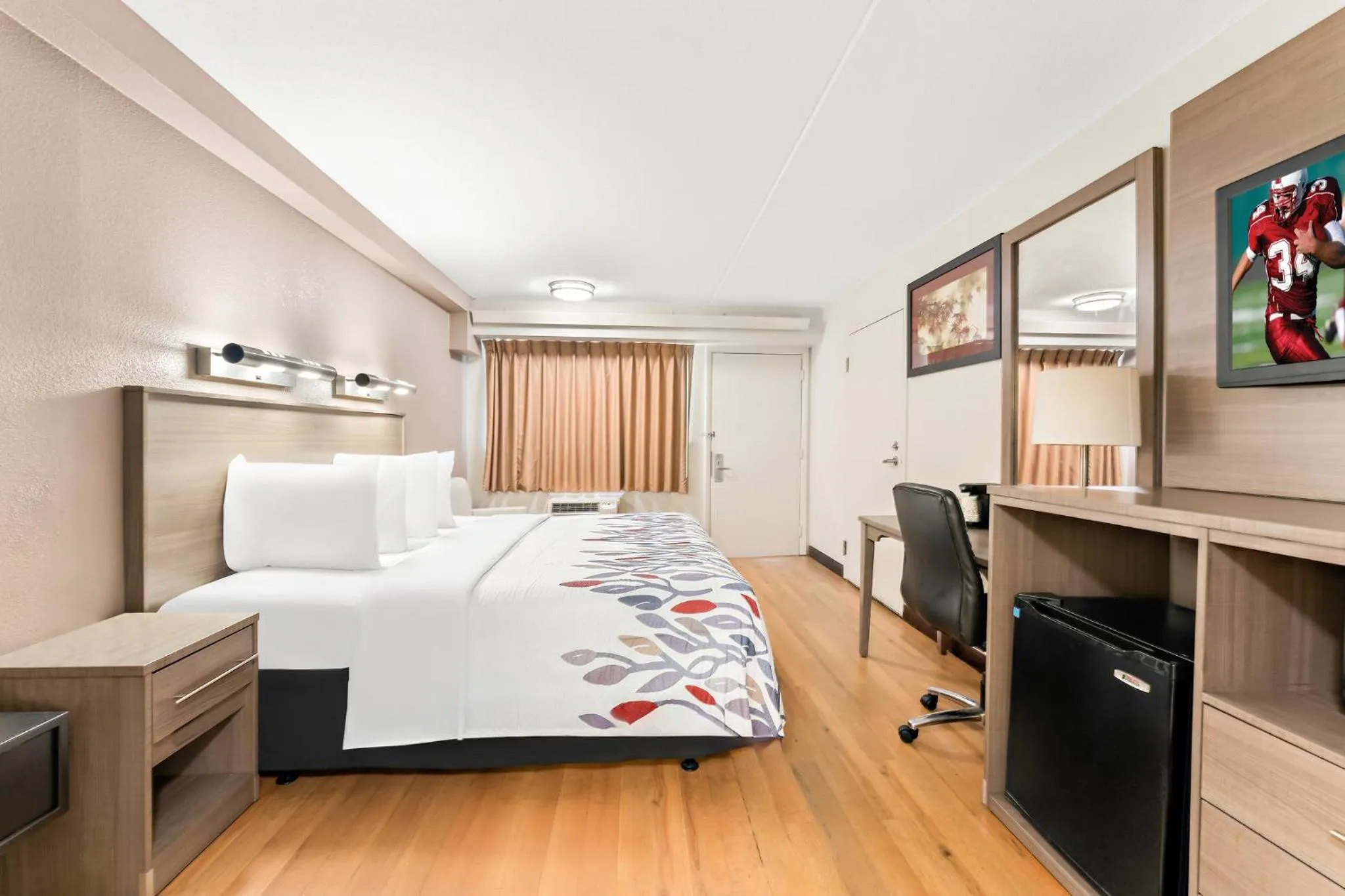 Photo of the whole room, Bed in Red Roof Inn Allentown Airport