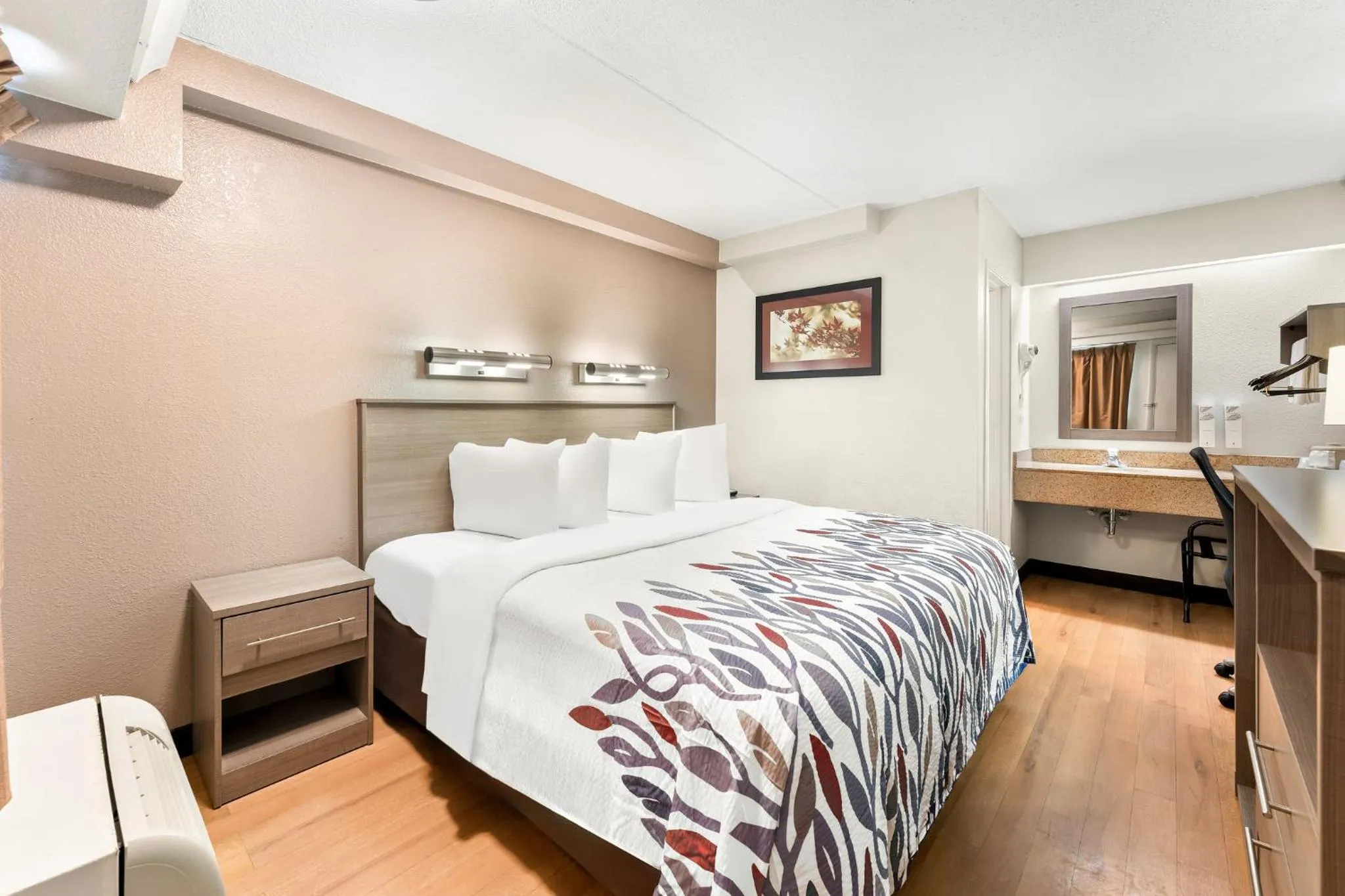 Photo of the whole room, Bed in Red Roof Inn Allentown Airport