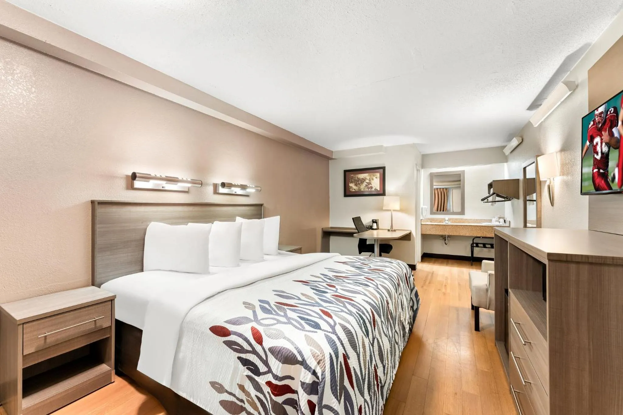 Photo of the whole room, Bed in Red Roof Inn Allentown Airport