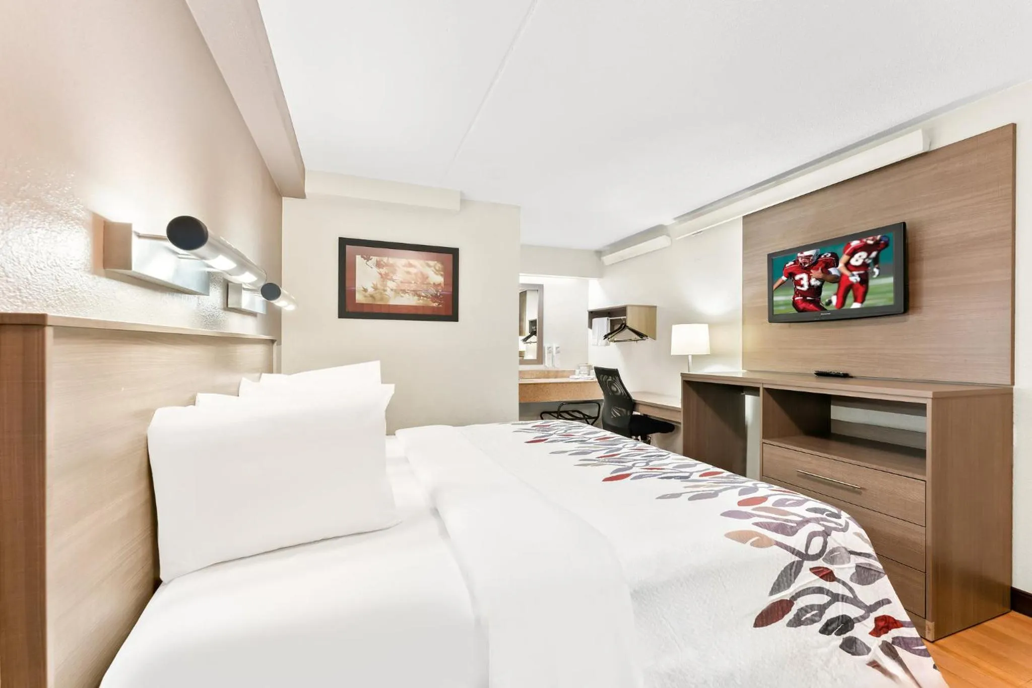 Photo of the whole room, Bed in Red Roof Inn Allentown Airport