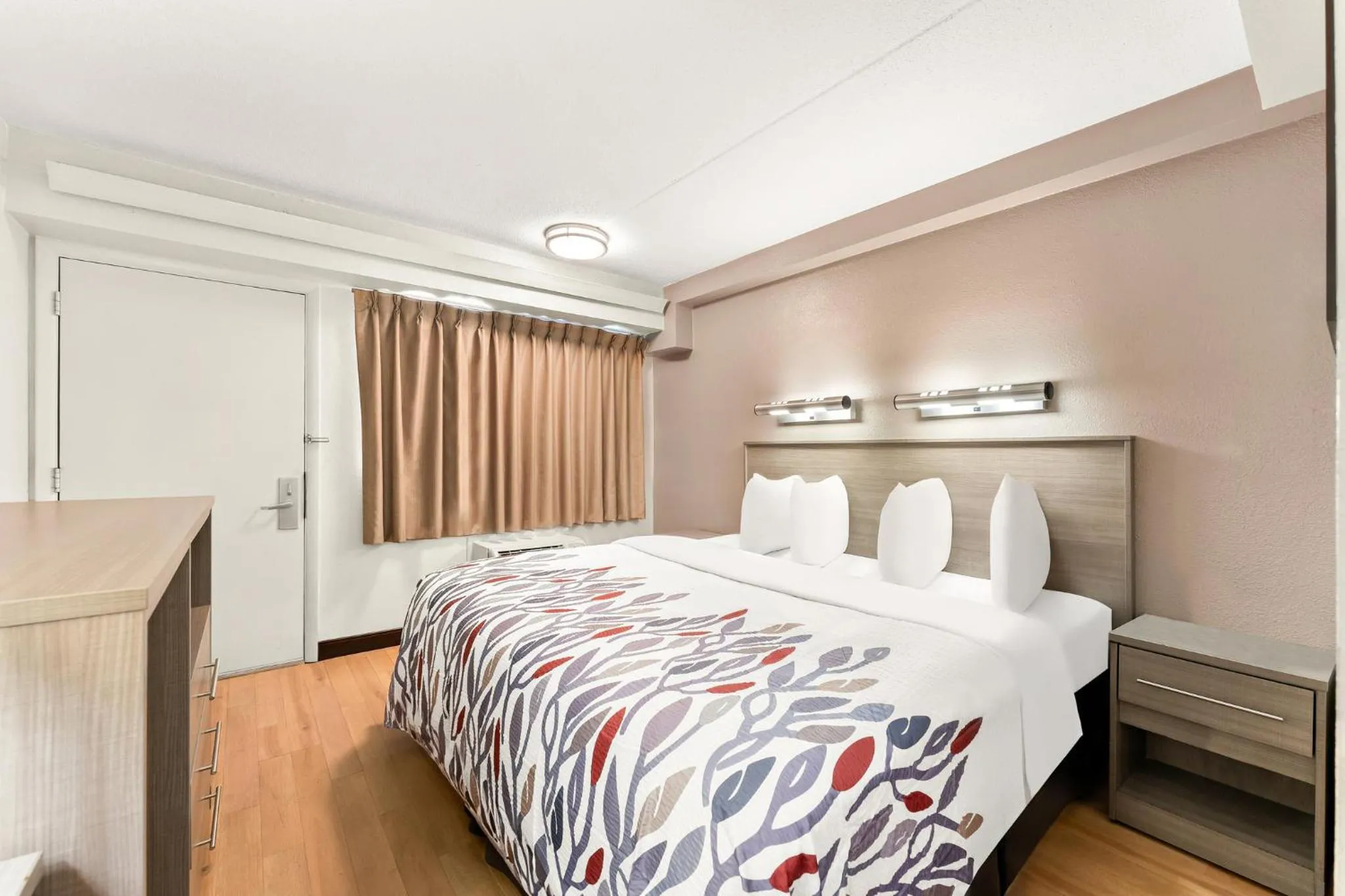 Photo of the whole room, Bed in Red Roof Inn Allentown Airport