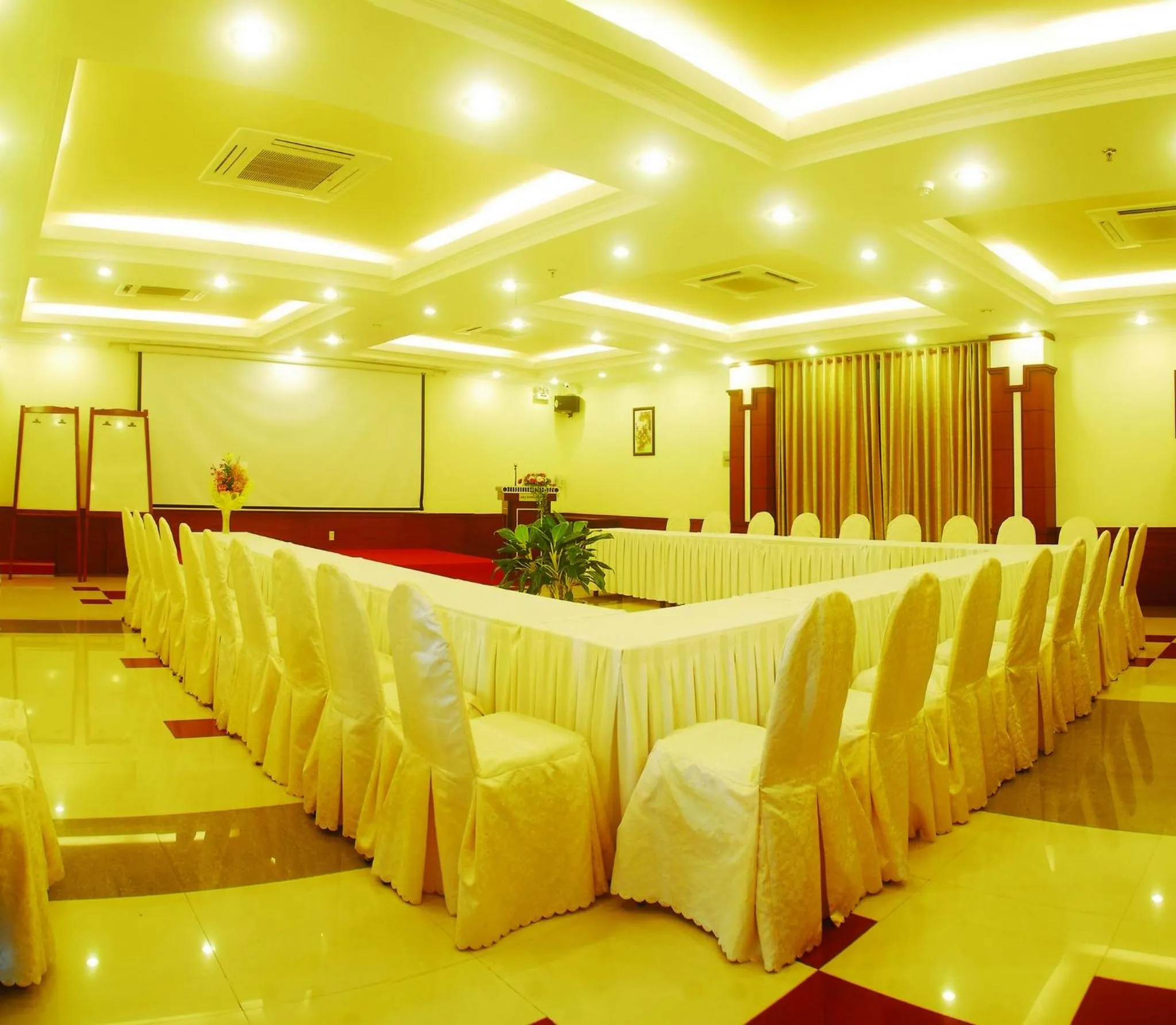 Meeting/conference room in Hau Giang Hotel