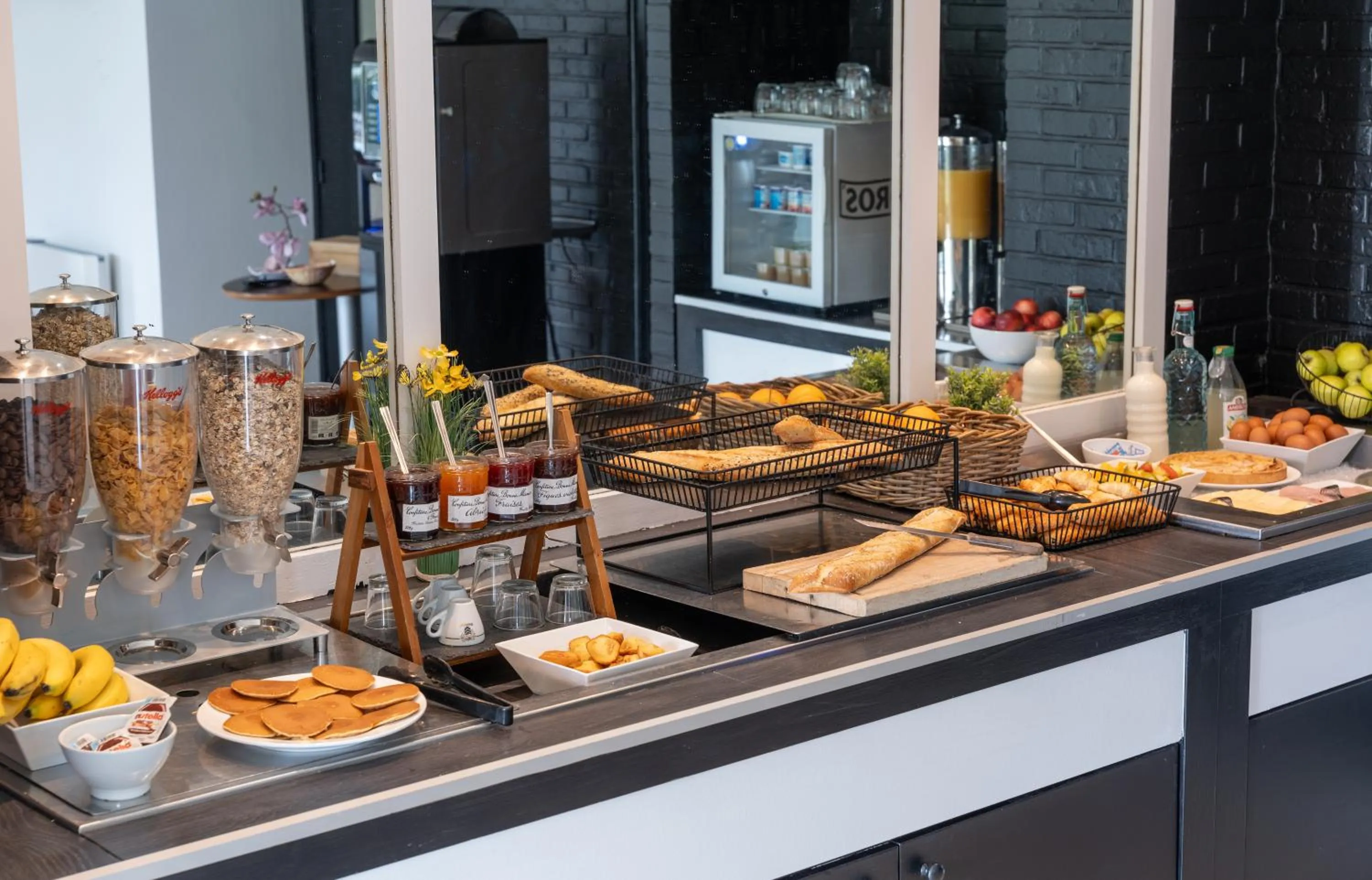 Breakfast in Hôtel Inn Design Resto Novo Carquefou