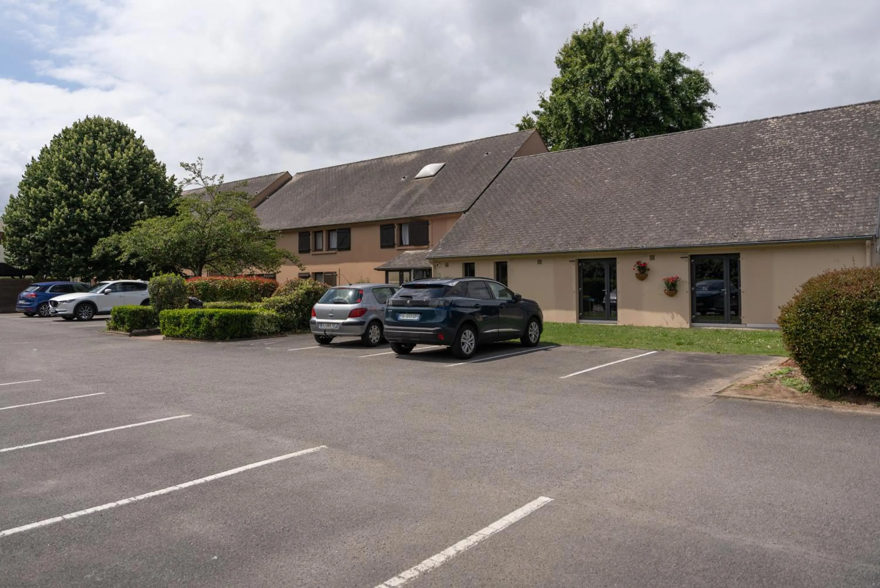 Parking in Hôtel Inn Design Resto Novo Carquefou