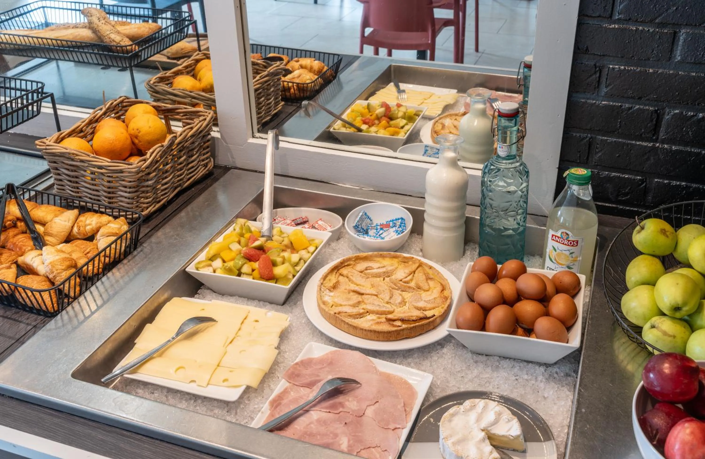 Breakfast in Hôtel Inn Design Resto Novo Carquefou