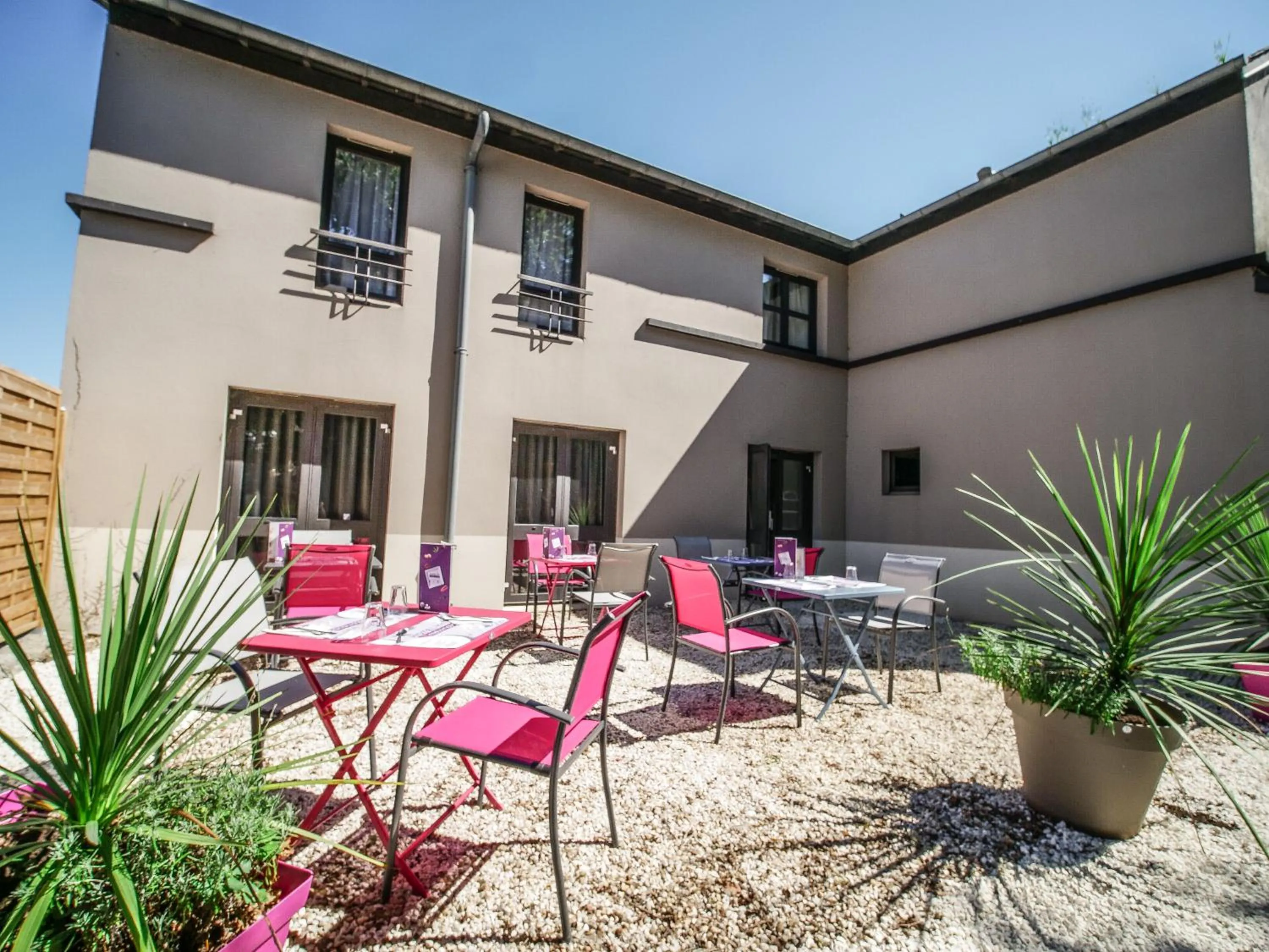 Patio in Hôtel Inn Design Resto Novo Montargis