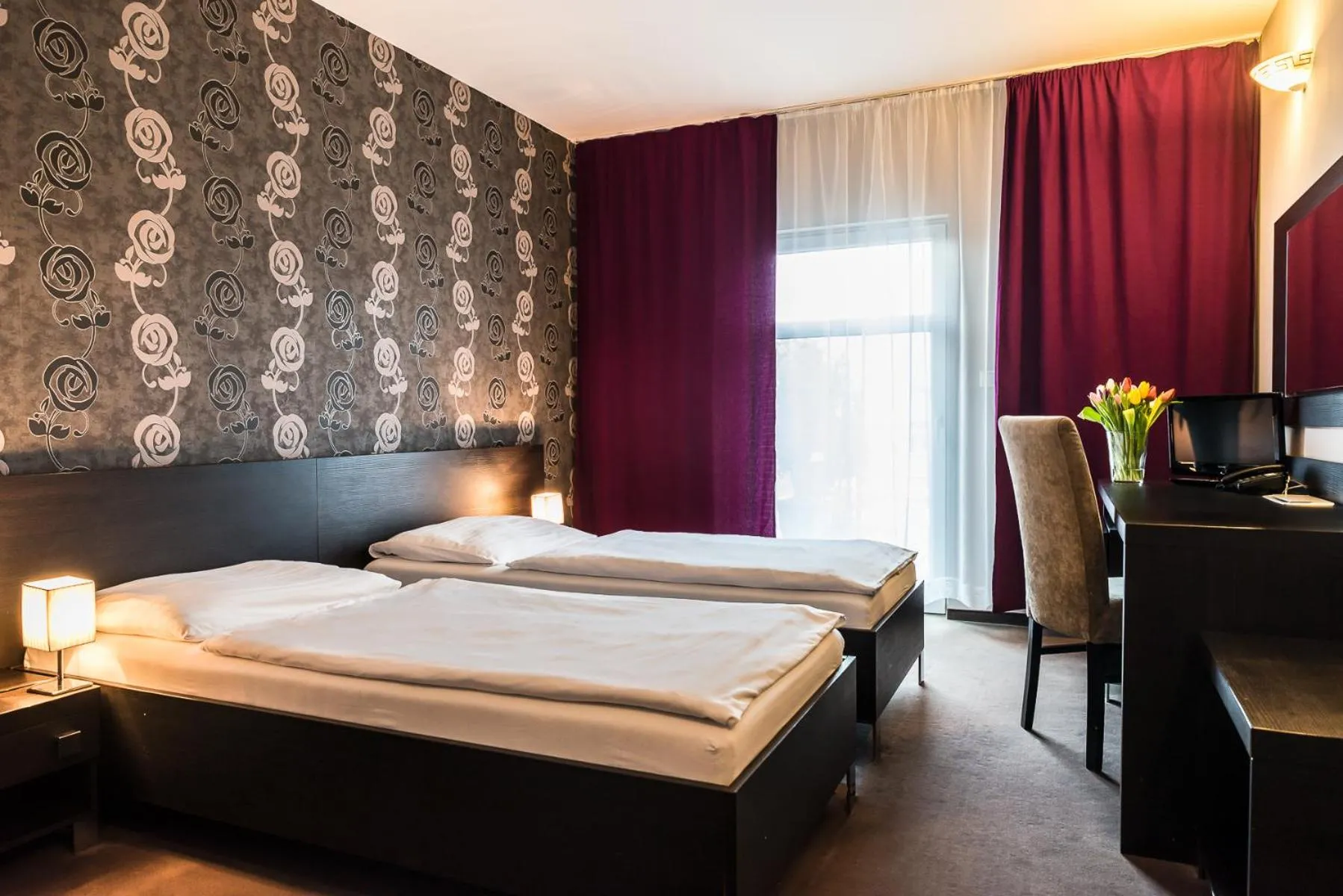 Deluxe Double or Twin Room with Balcony - single occupancy in Hotel Dastan
