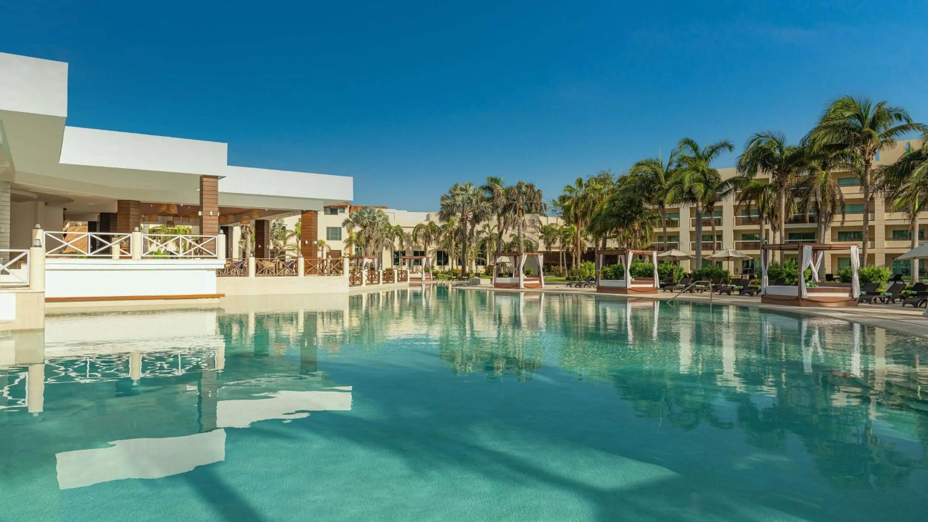 Swimming pool in Hyatt Ziva Riviera Maya All-Inclusive