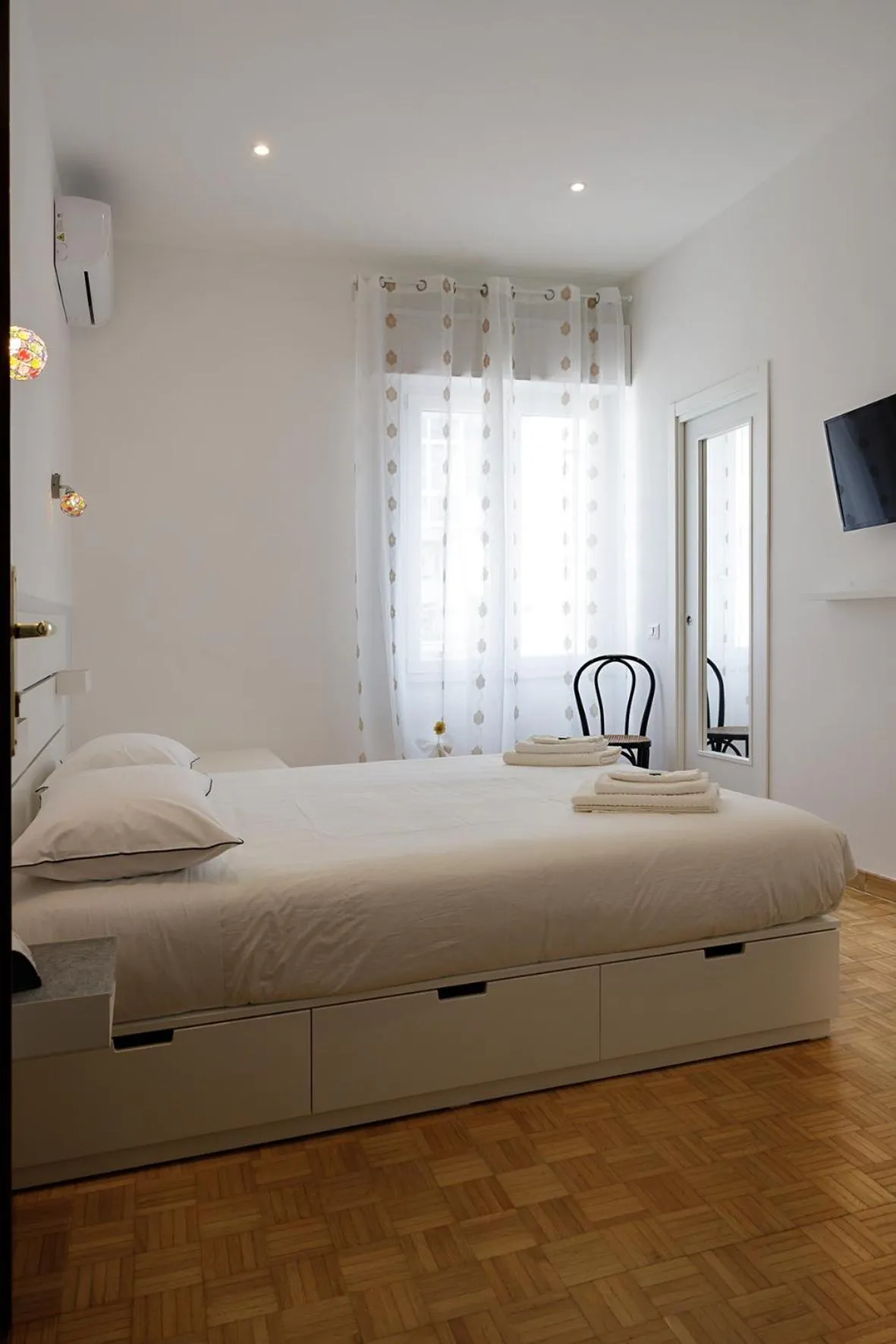 Photo of the whole room, Bed in G&G Napoli