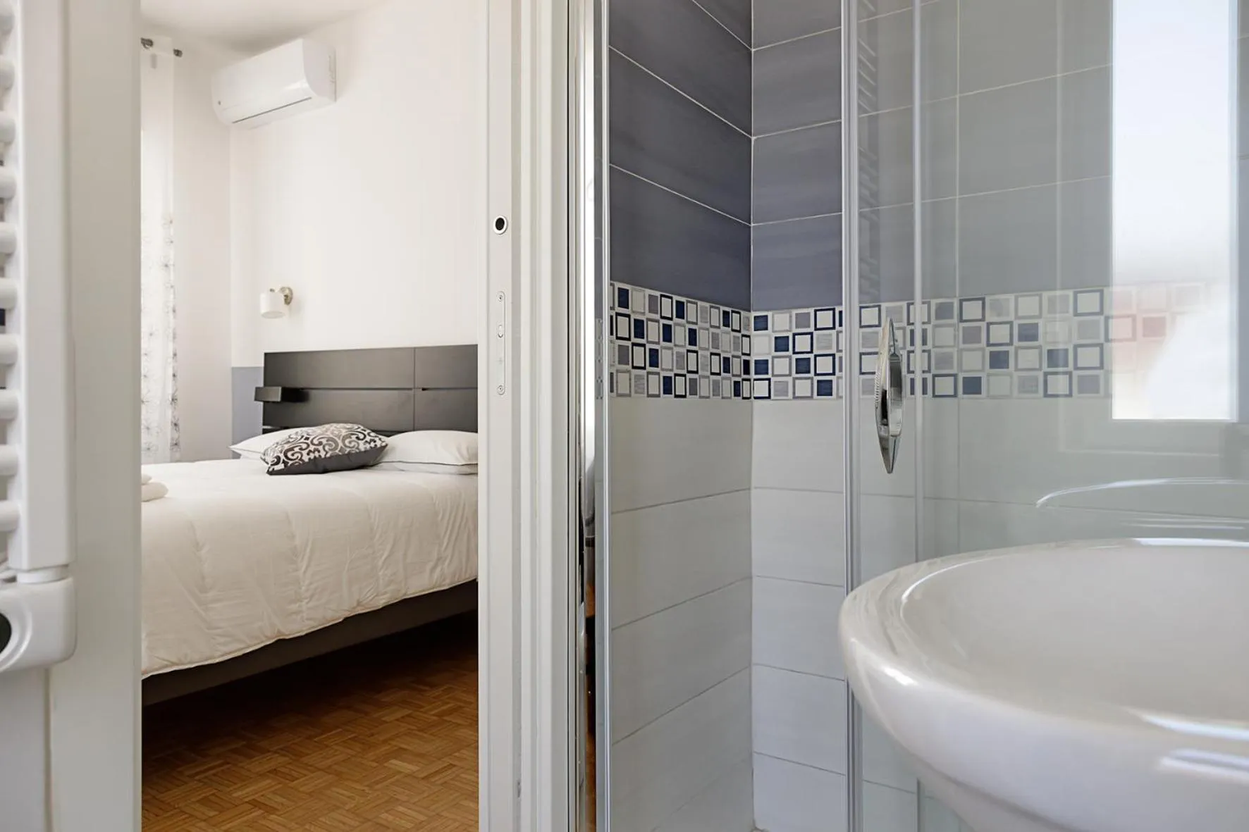 Bathroom, Bed in G&G Napoli