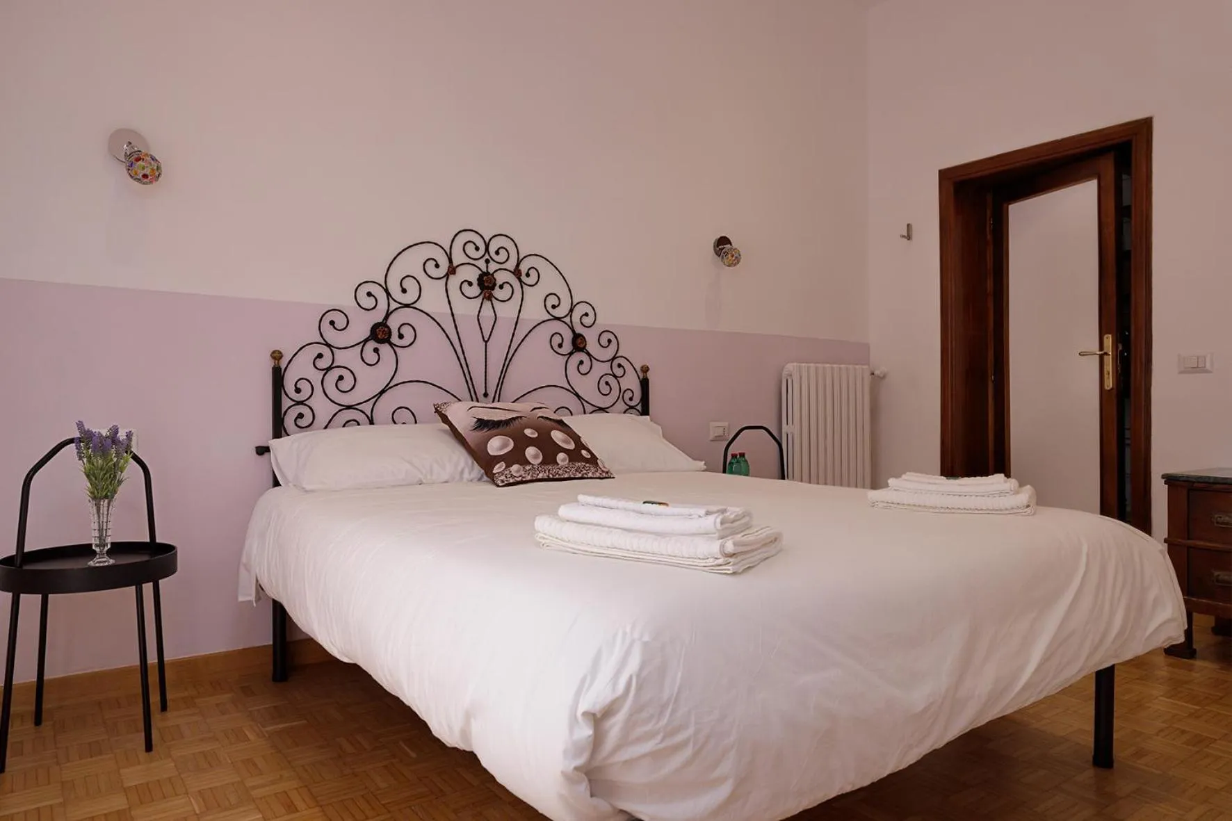 Photo of the whole room, Bed in G&G Napoli