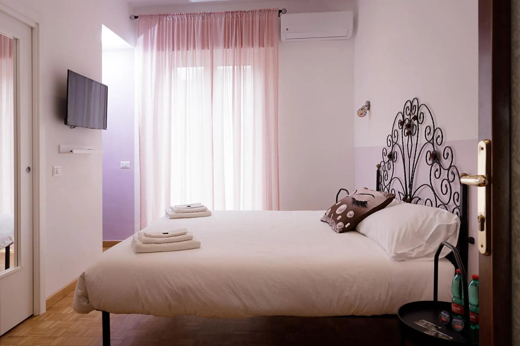 Photo of the whole room, Bed in G&G Napoli