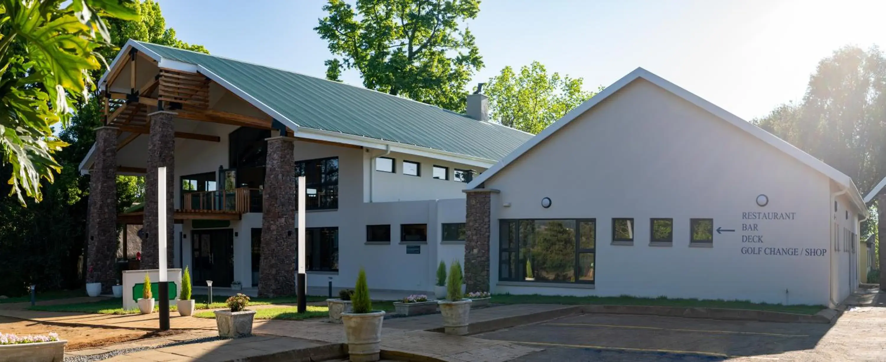 Property building in Gooderson Monks Cowl Golf Resort Property building in Gooderson Monks Cowl Golf Resort