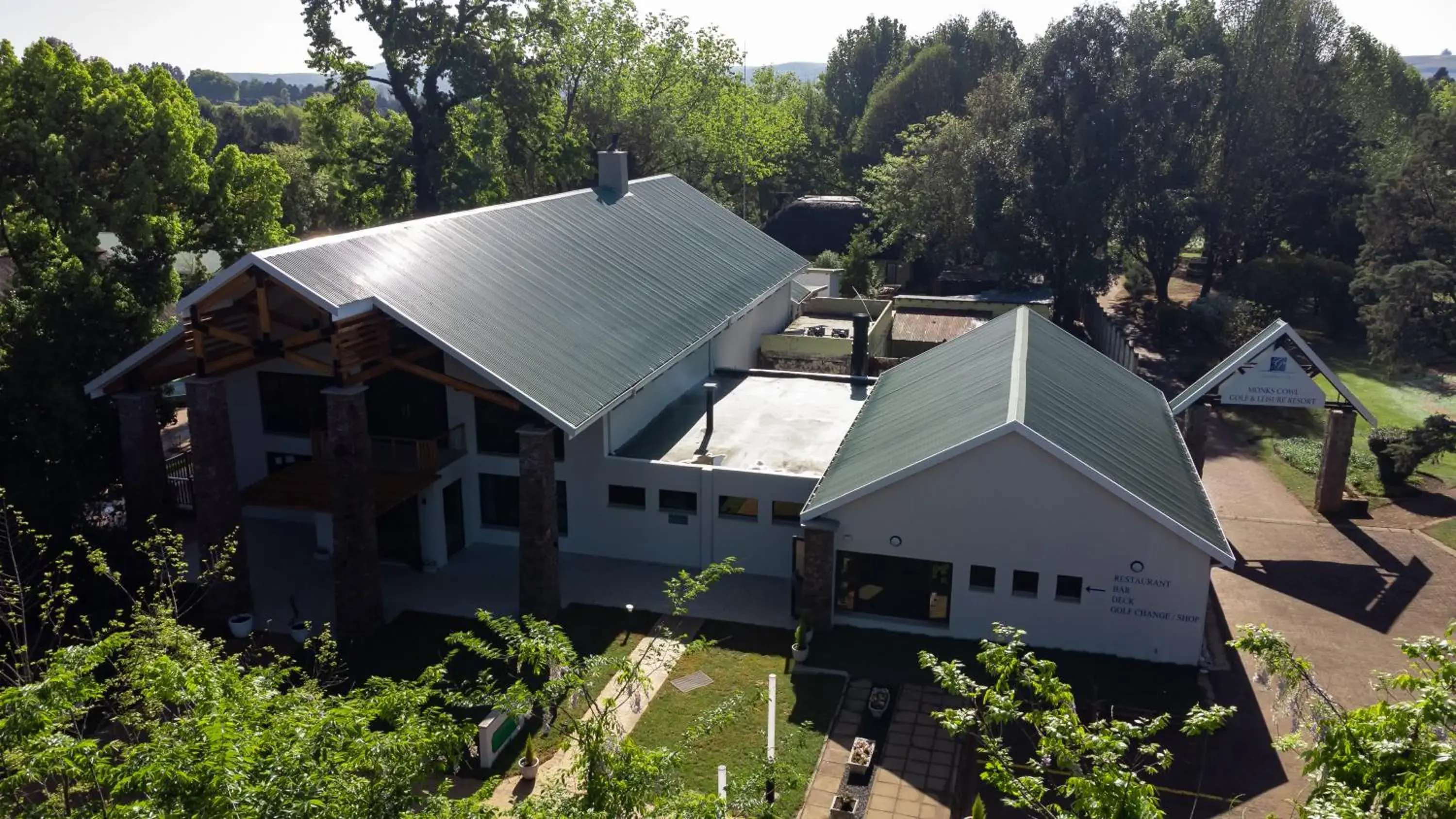 Property building in Gooderson Monks Cowl Golf Resort Property building in Gooderson Monks Cowl Golf Resort