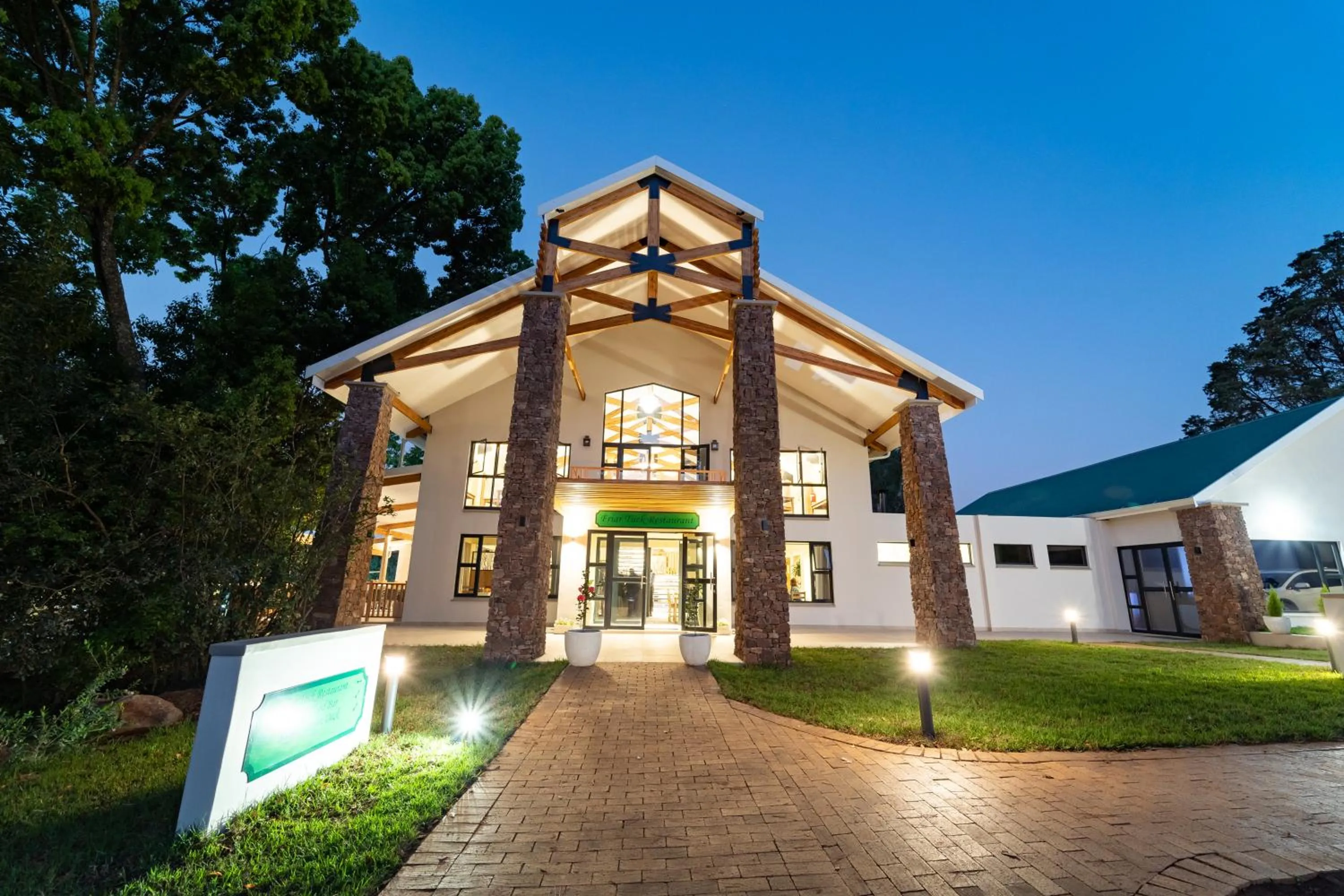 Restaurant/places to eat in Gooderson Monks Cowl Golf Resort