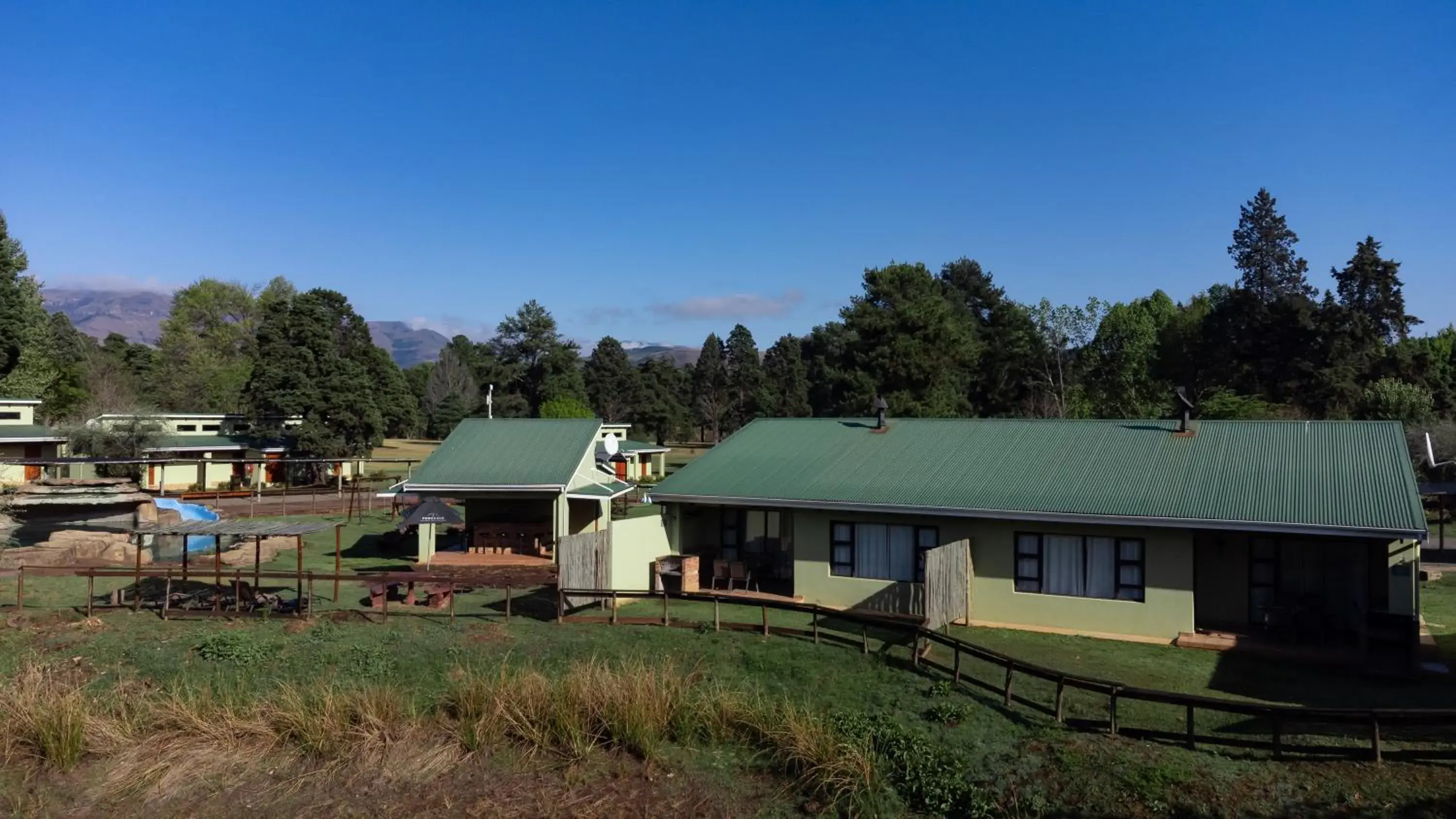 Property building in Gooderson Monks Cowl Golf Resort Property building in Gooderson Monks Cowl Golf Resort
