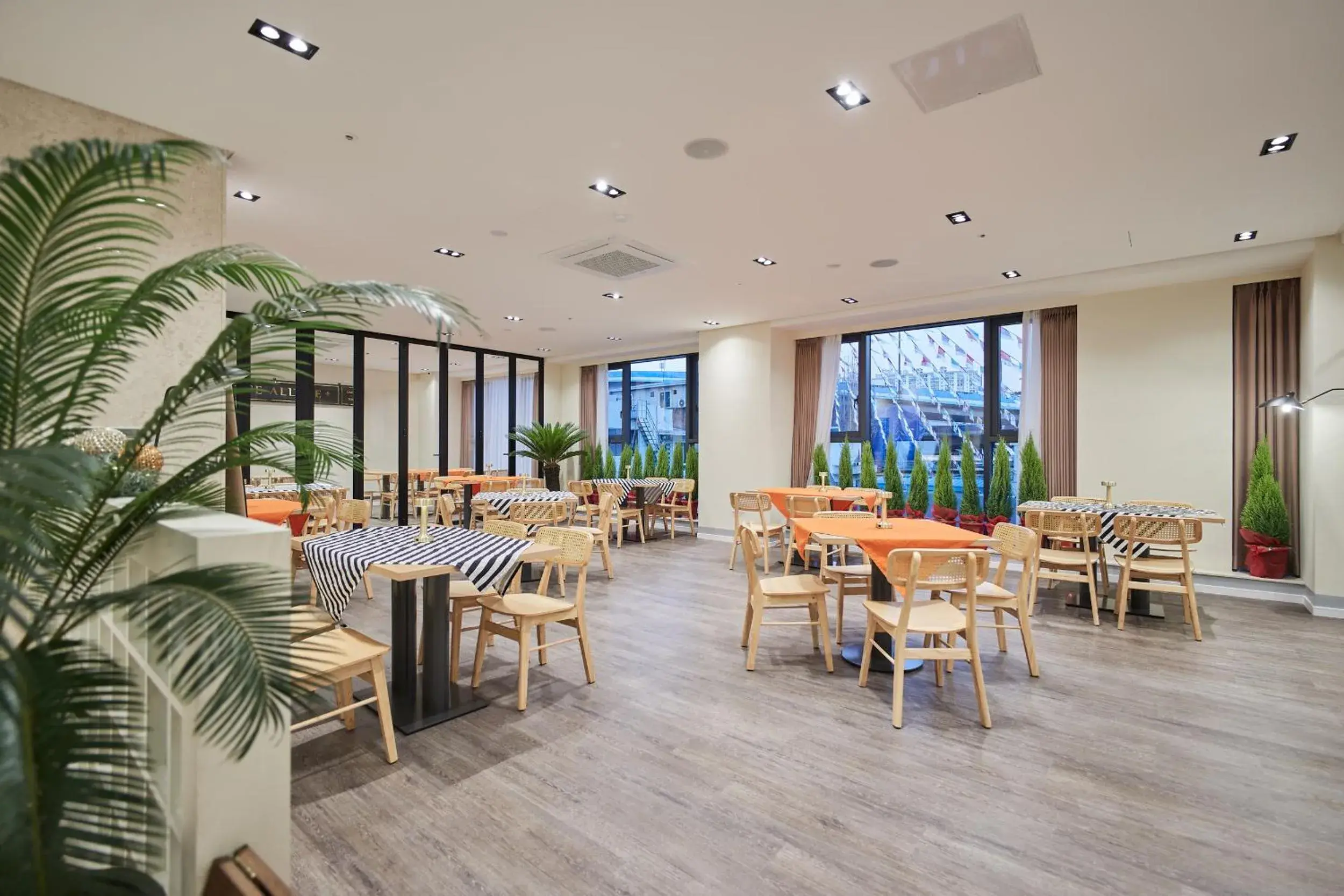 Restaurant/places to eat in Gwangju H1 Hotel Restaurant/places to eat in Gwangju H1 Hotel