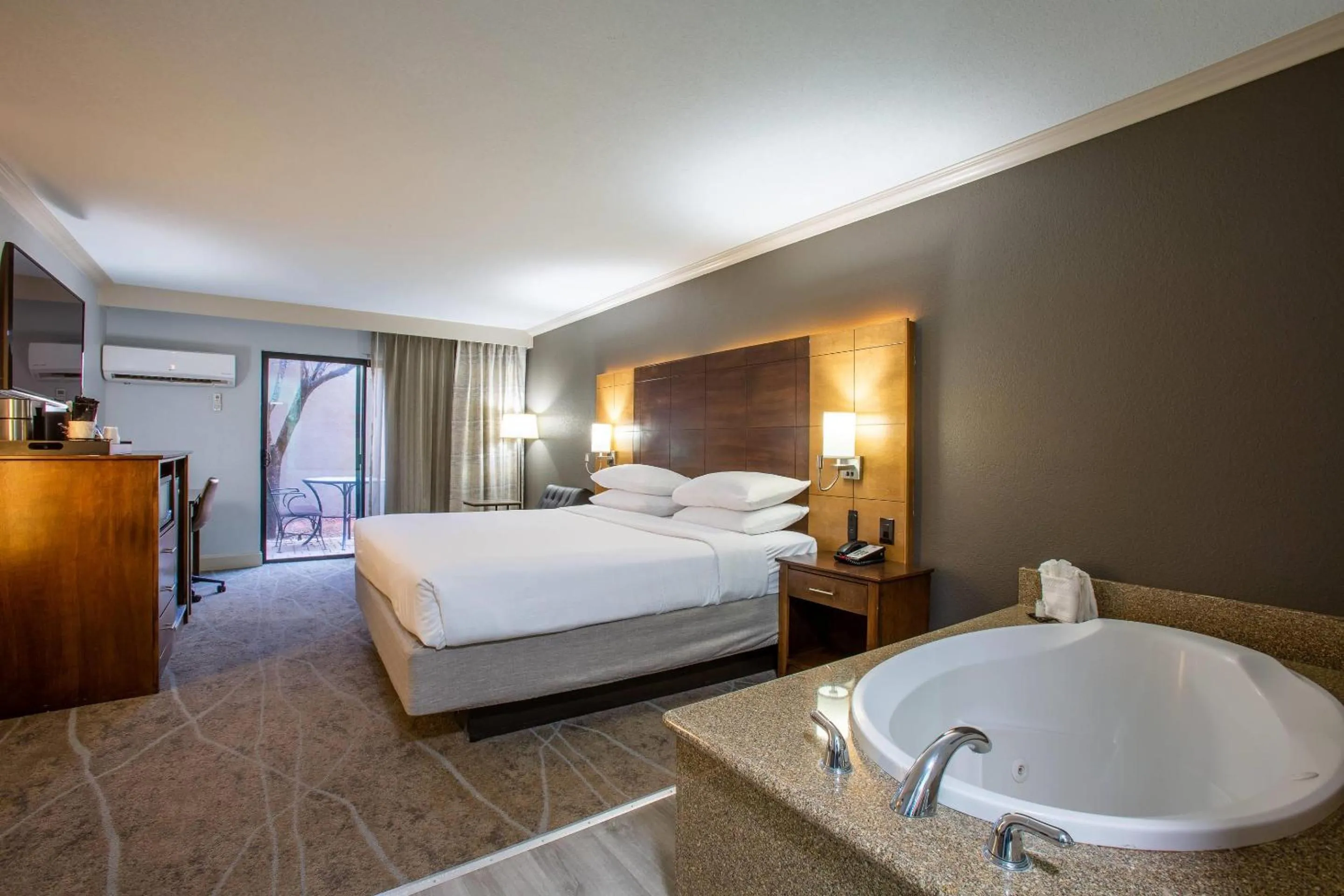 Bedroom, Bed in Arroyo Pinion Hotel, an Ascend Collection Hotel