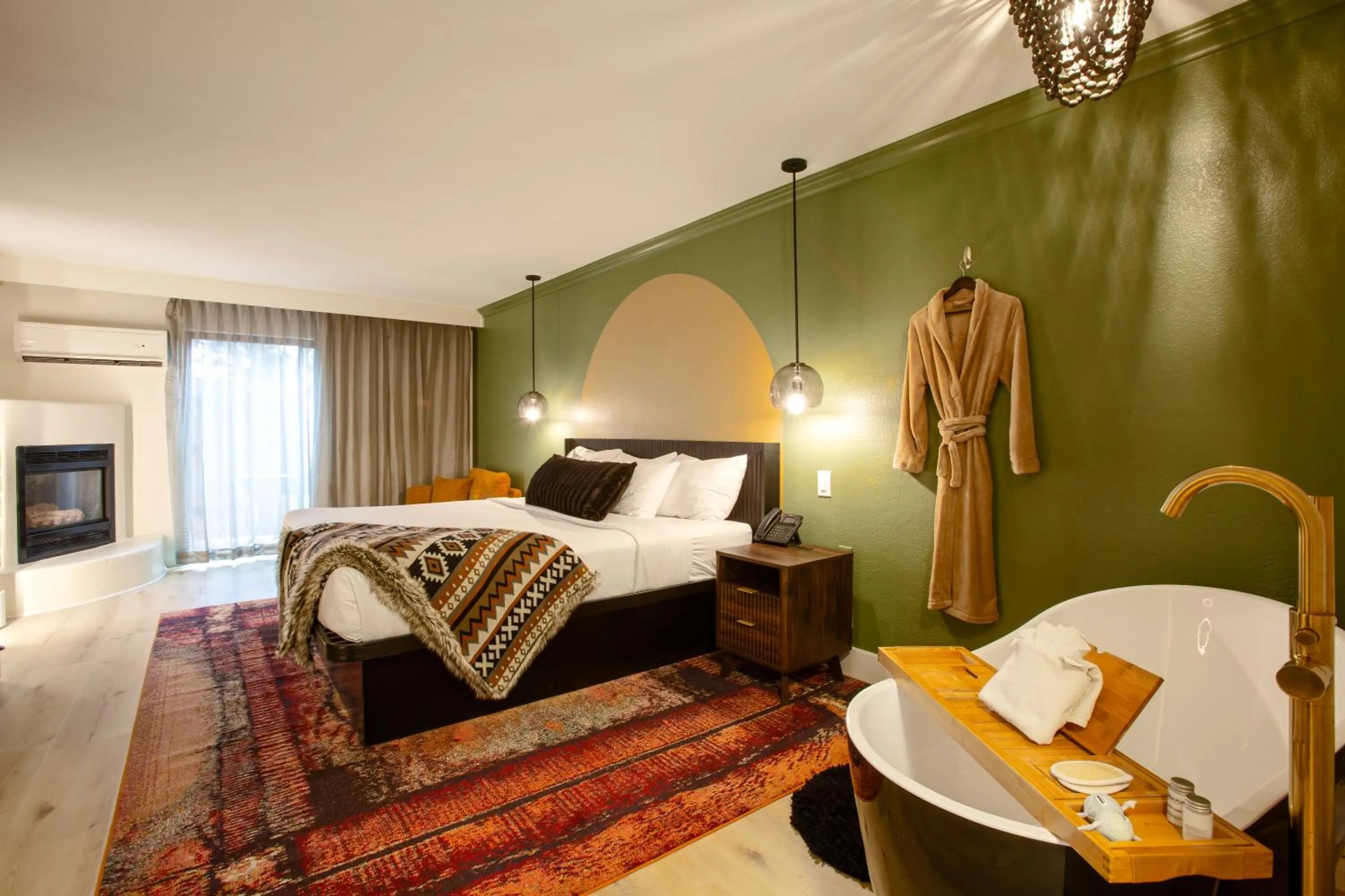 Hot Tub, Bed in Arroyo Pinion Hotel, an Ascend Collection Hotel