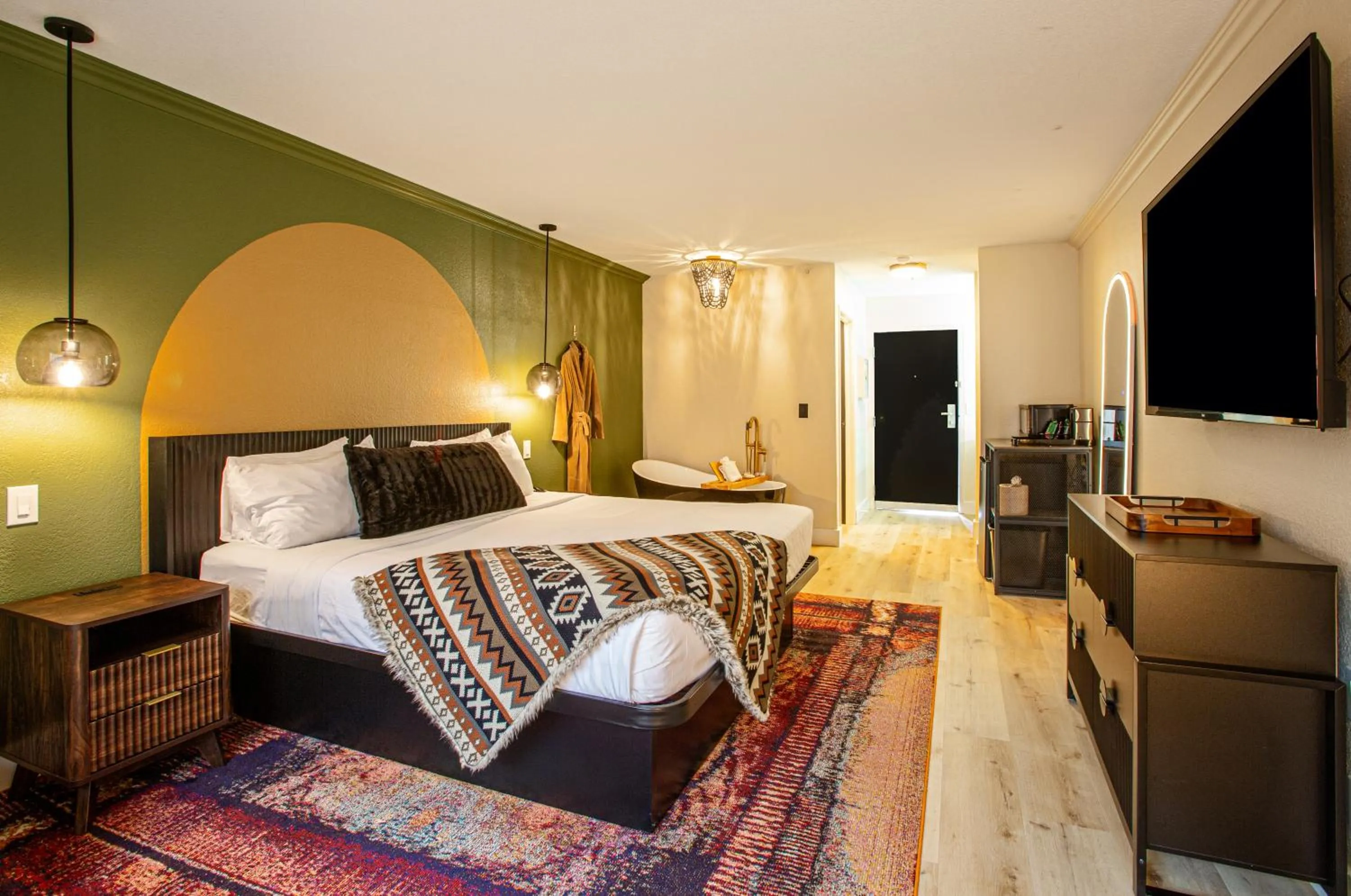 Bedroom, Bed in Arroyo Pinion Hotel, an Ascend Collection Hotel