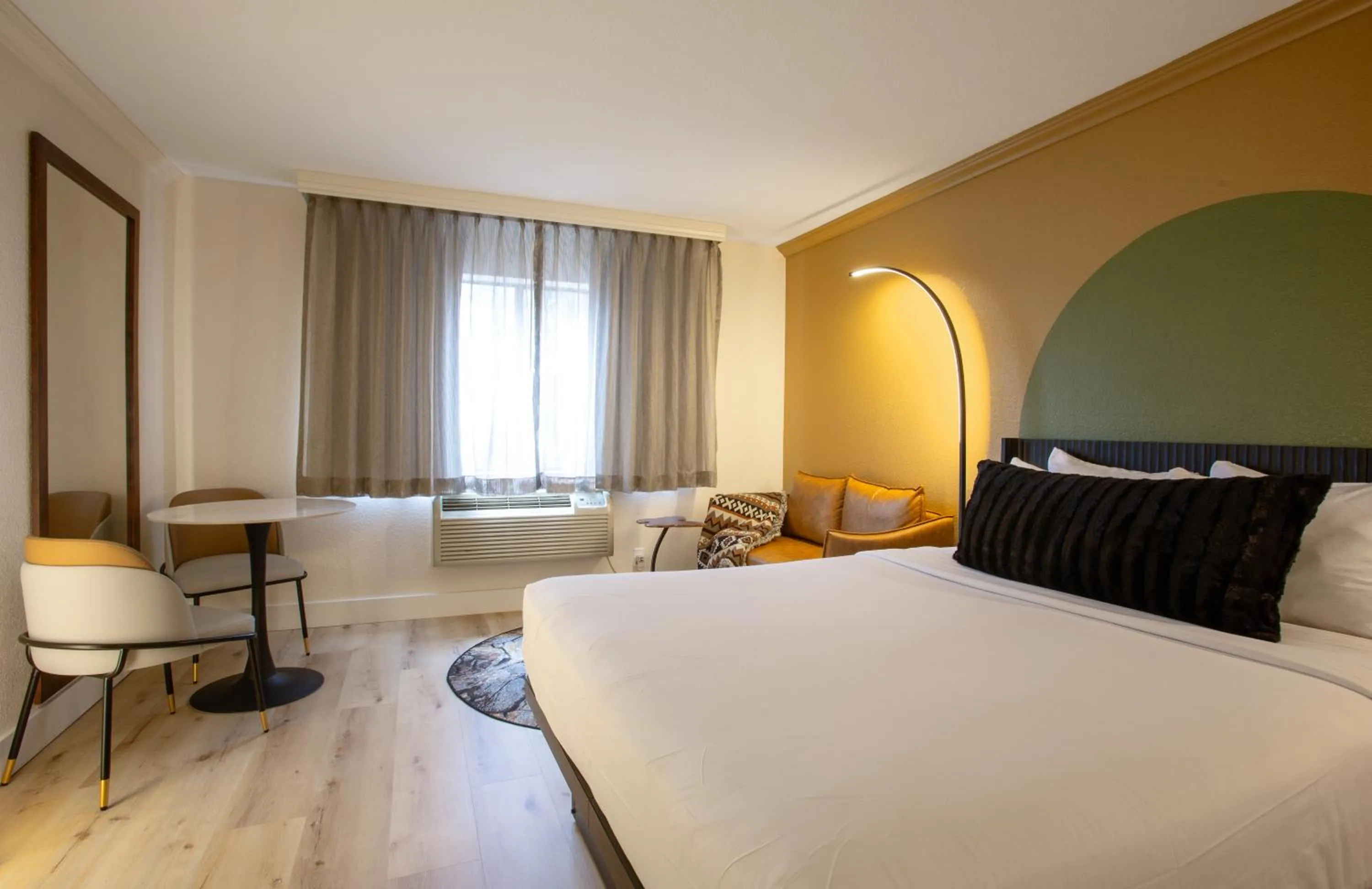 Seating area, Bed in Arroyo Pinion Hotel, an Ascend Collection Hotel