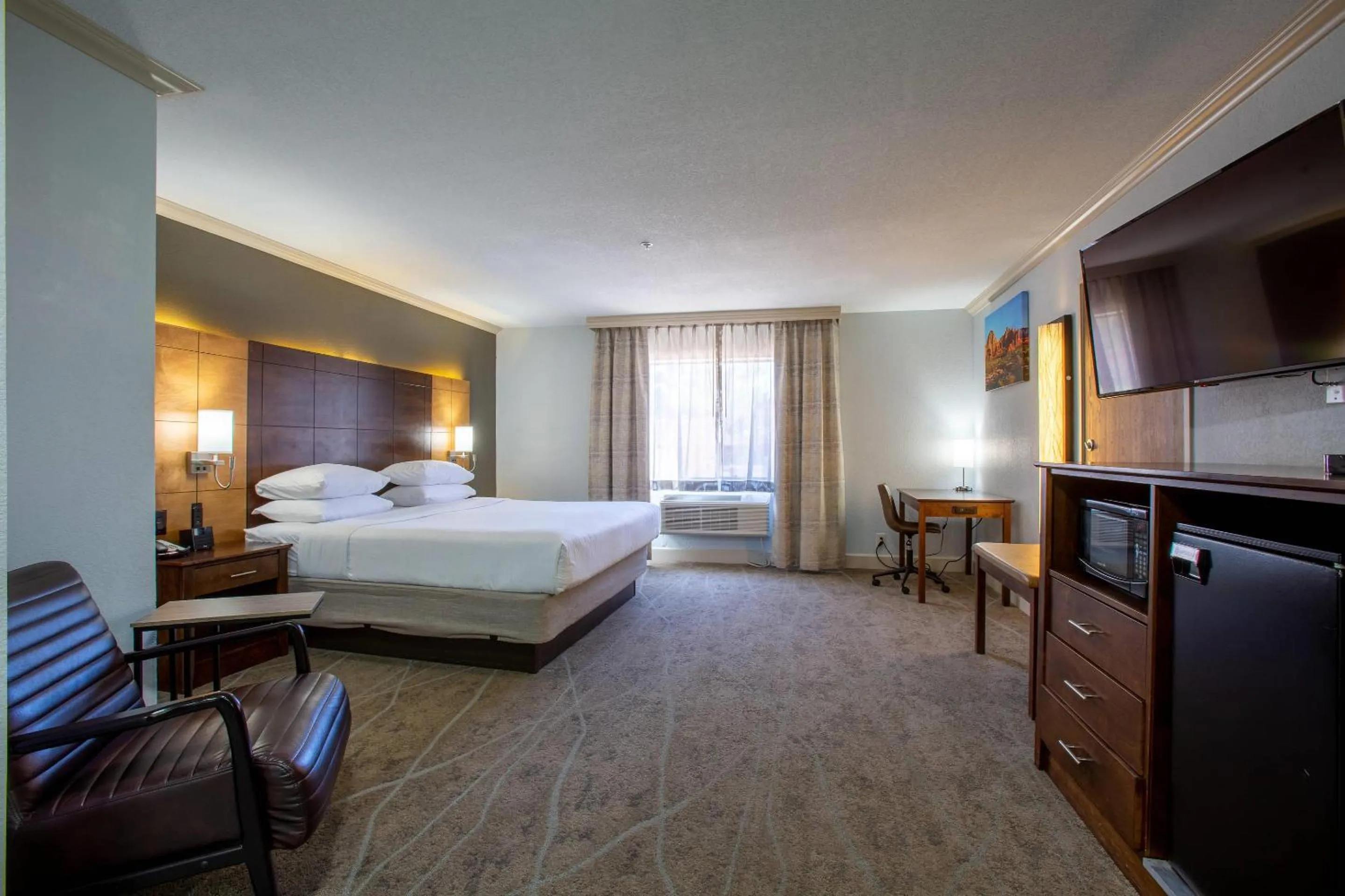 Bedroom, Bed in Arroyo Pinion Hotel, an Ascend Collection Hotel