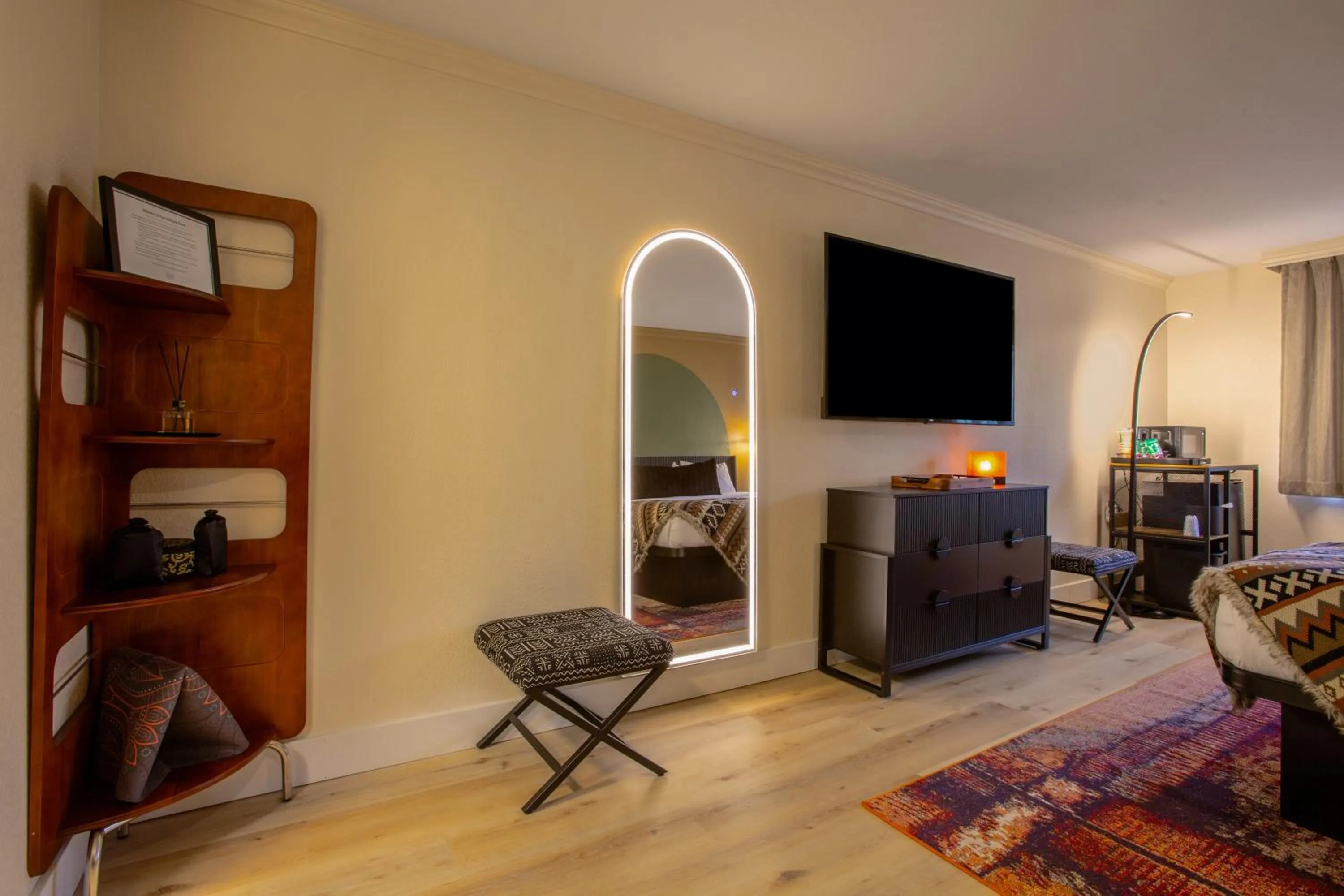 TV and multimedia in Arroyo Pinion Hotel, an Ascend Collection Hotel