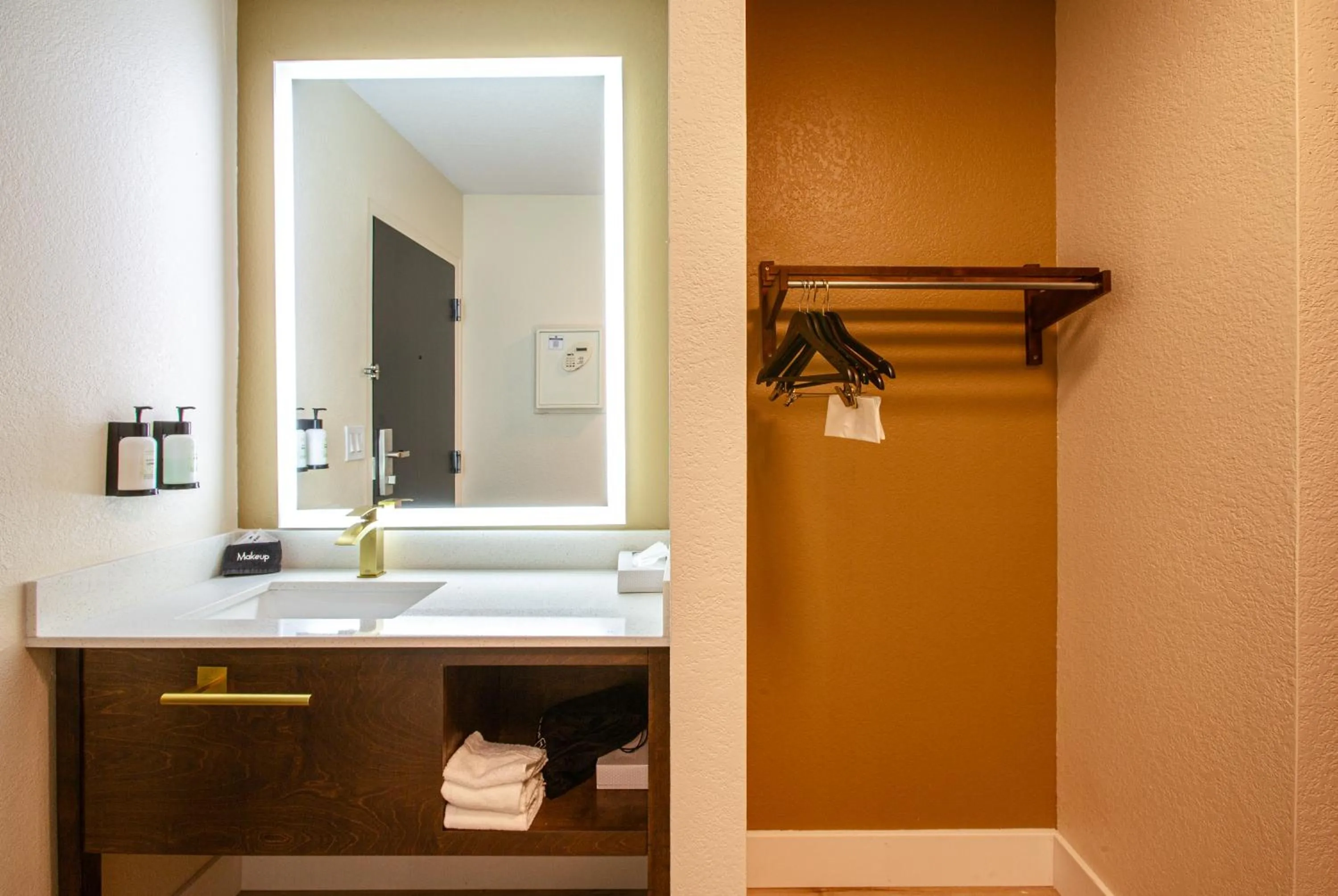 Bathroom, Bed in Arroyo Pinion Hotel, an Ascend Collection Hotel