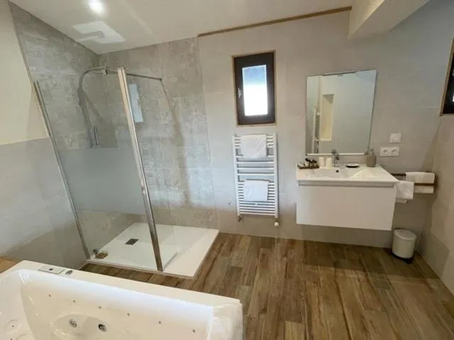 Shower in L'Estirado des Adrets