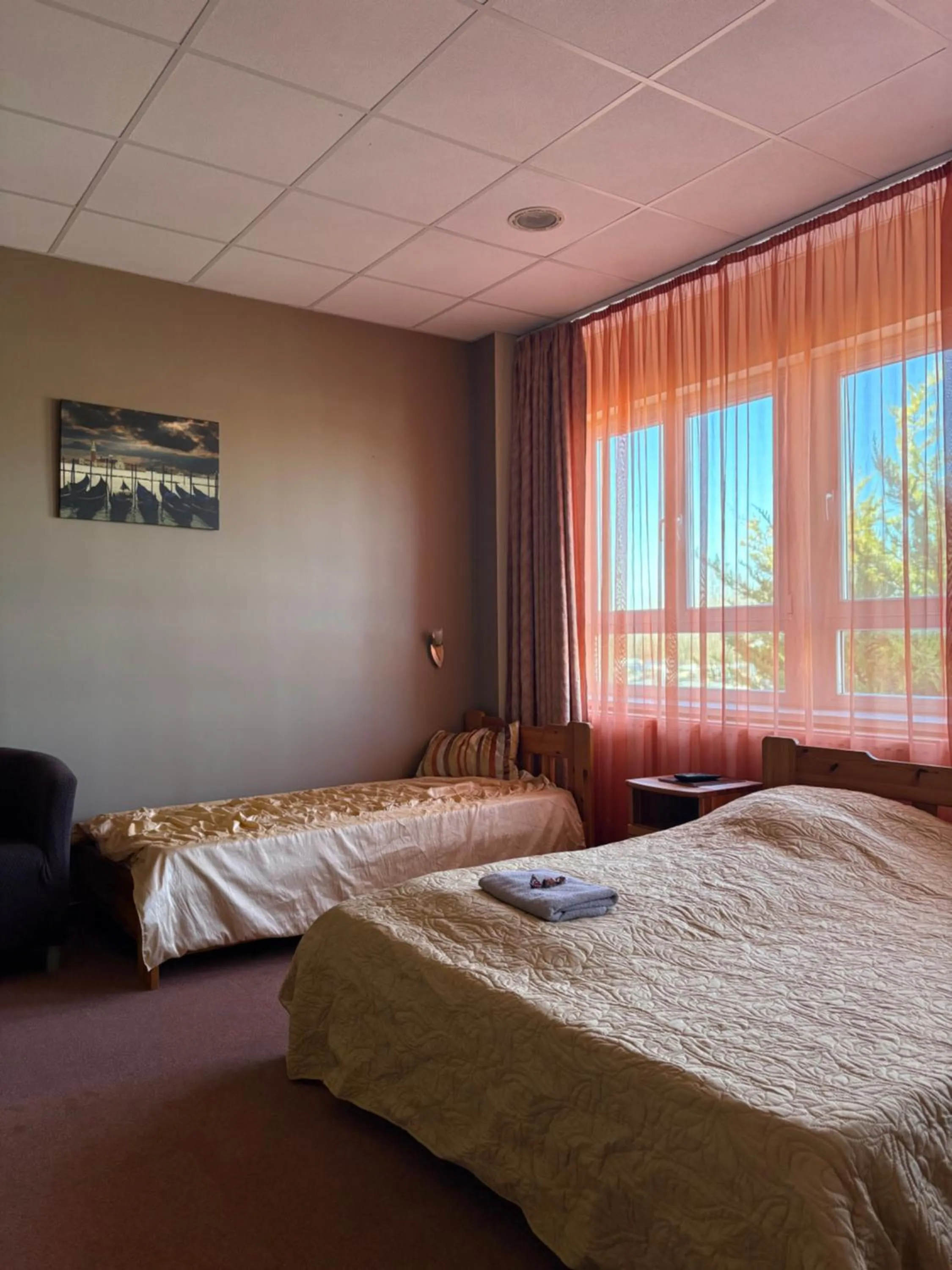 Photo of the whole room, Bed in Airport Szálló