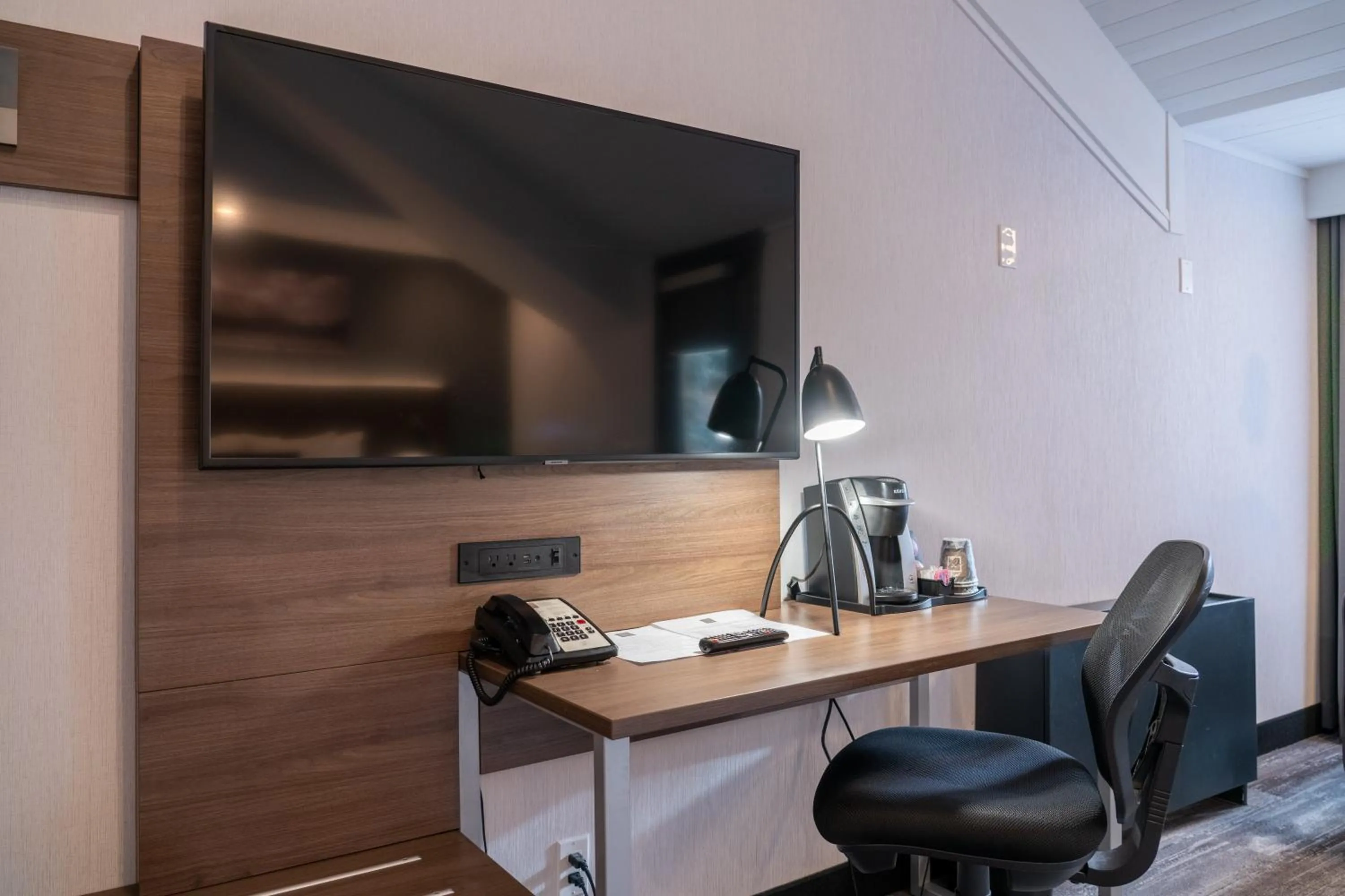 TV and multimedia in Red Carpet Inn