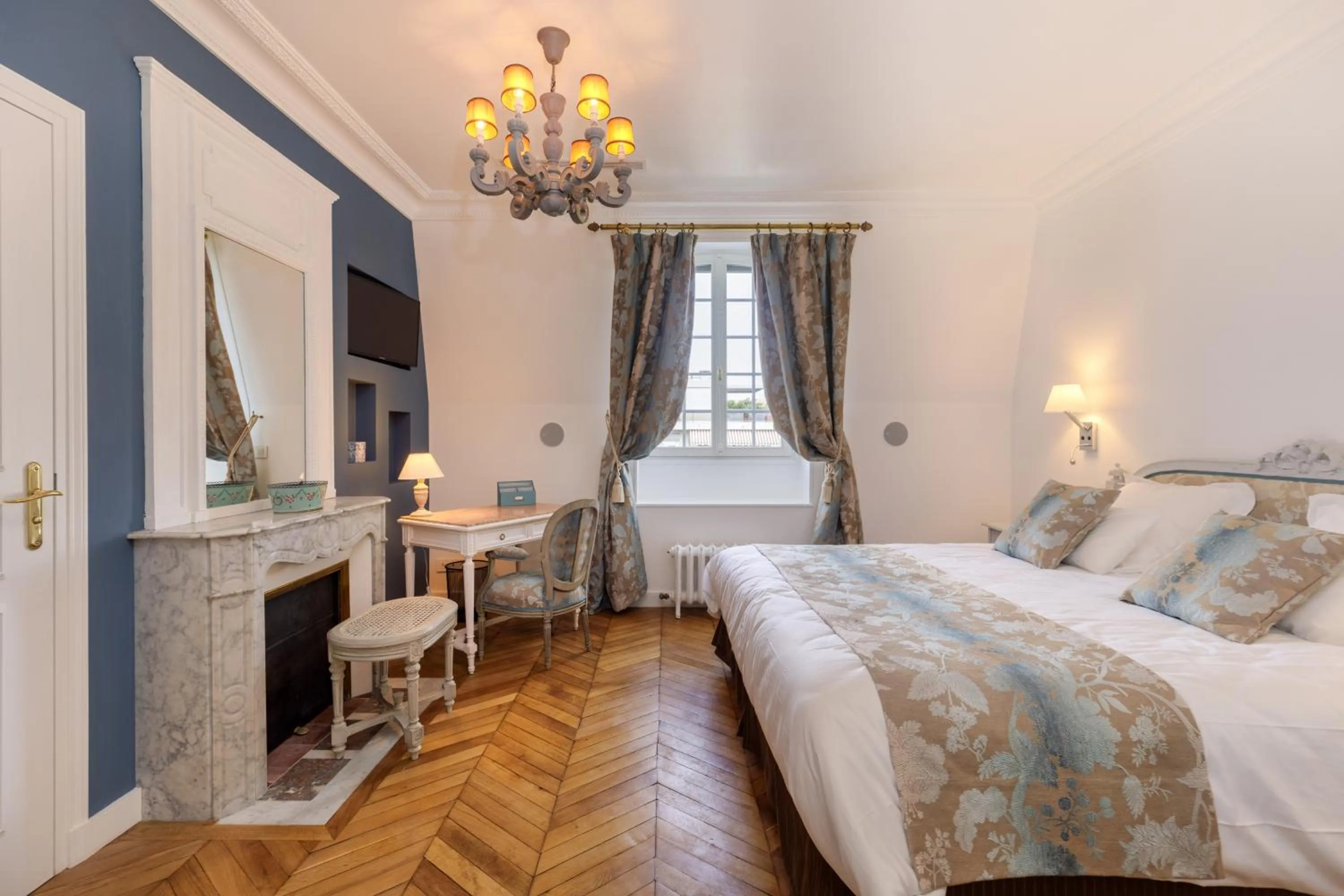 Photo of the whole room, Bed in L'Hôtel Particulier - Paris Asnières