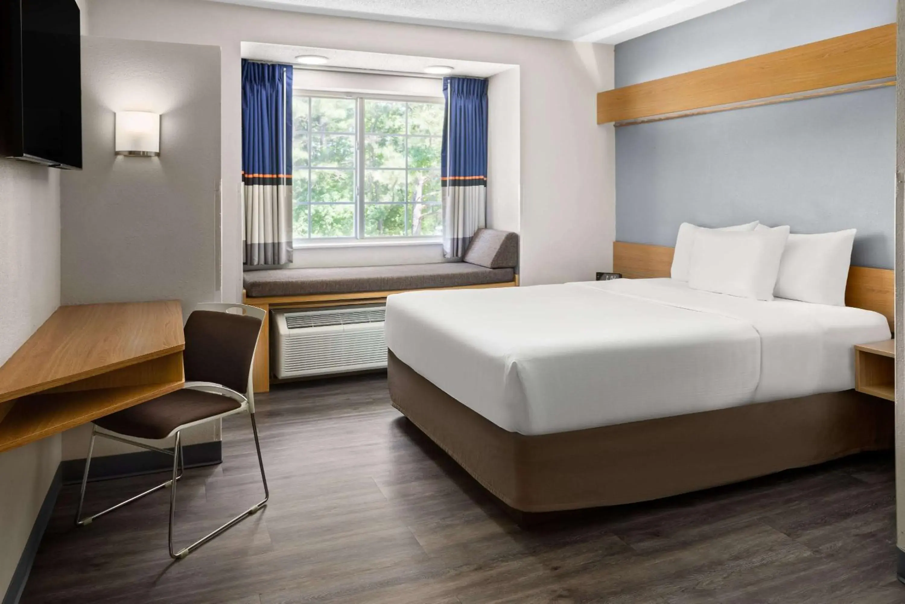 Photo of the whole room, Bed in Microtel Inn by Wyndham Raleigh-Durham Airport Photo of the whole room, Bed in Microtel Inn by Wyndham Raleigh-Durham Airport