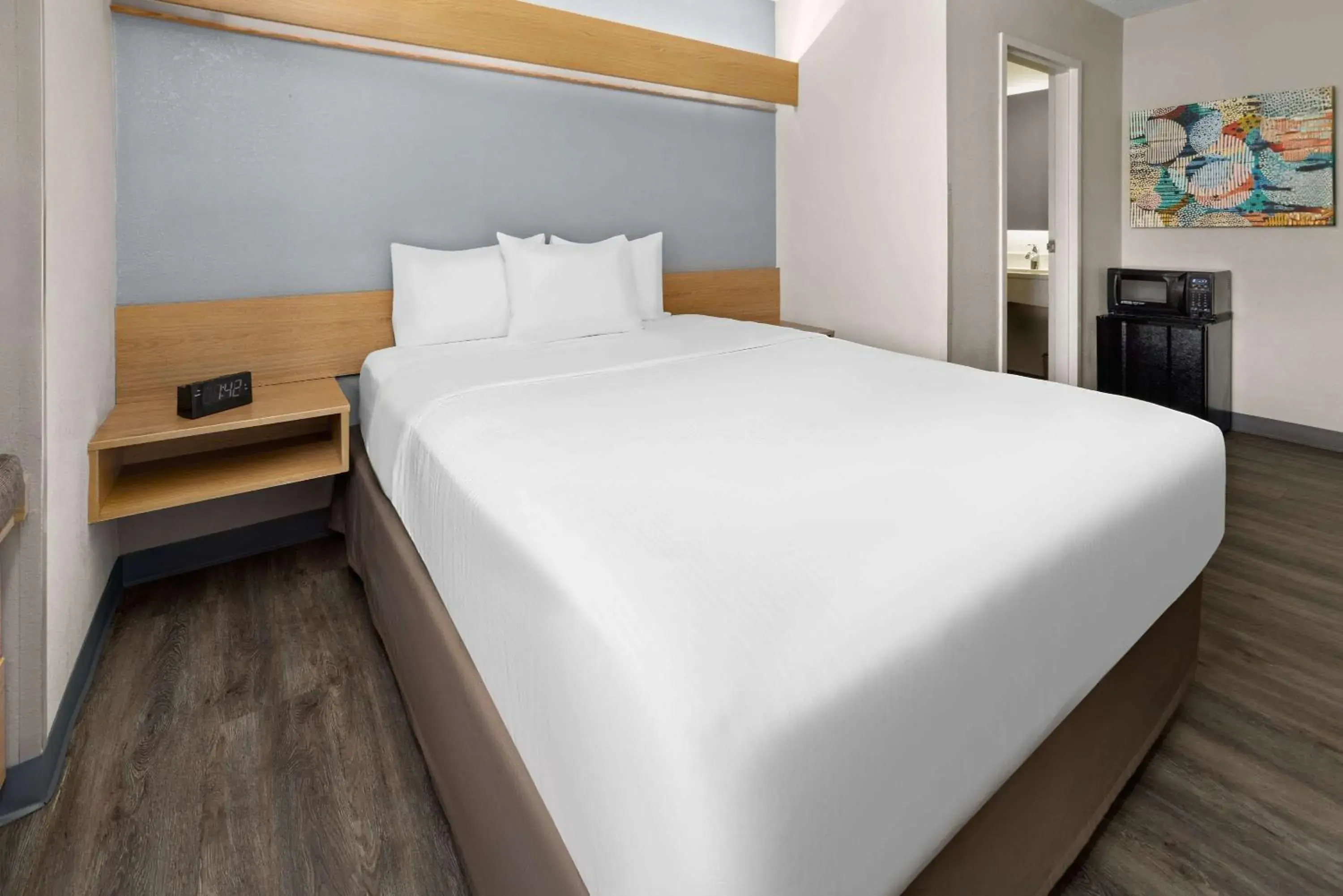 Photo of the whole room, Bed in Microtel Inn by Wyndham Raleigh-Durham Airport Photo of the whole room, Bed in Microtel Inn by Wyndham Raleigh-Durham Airport