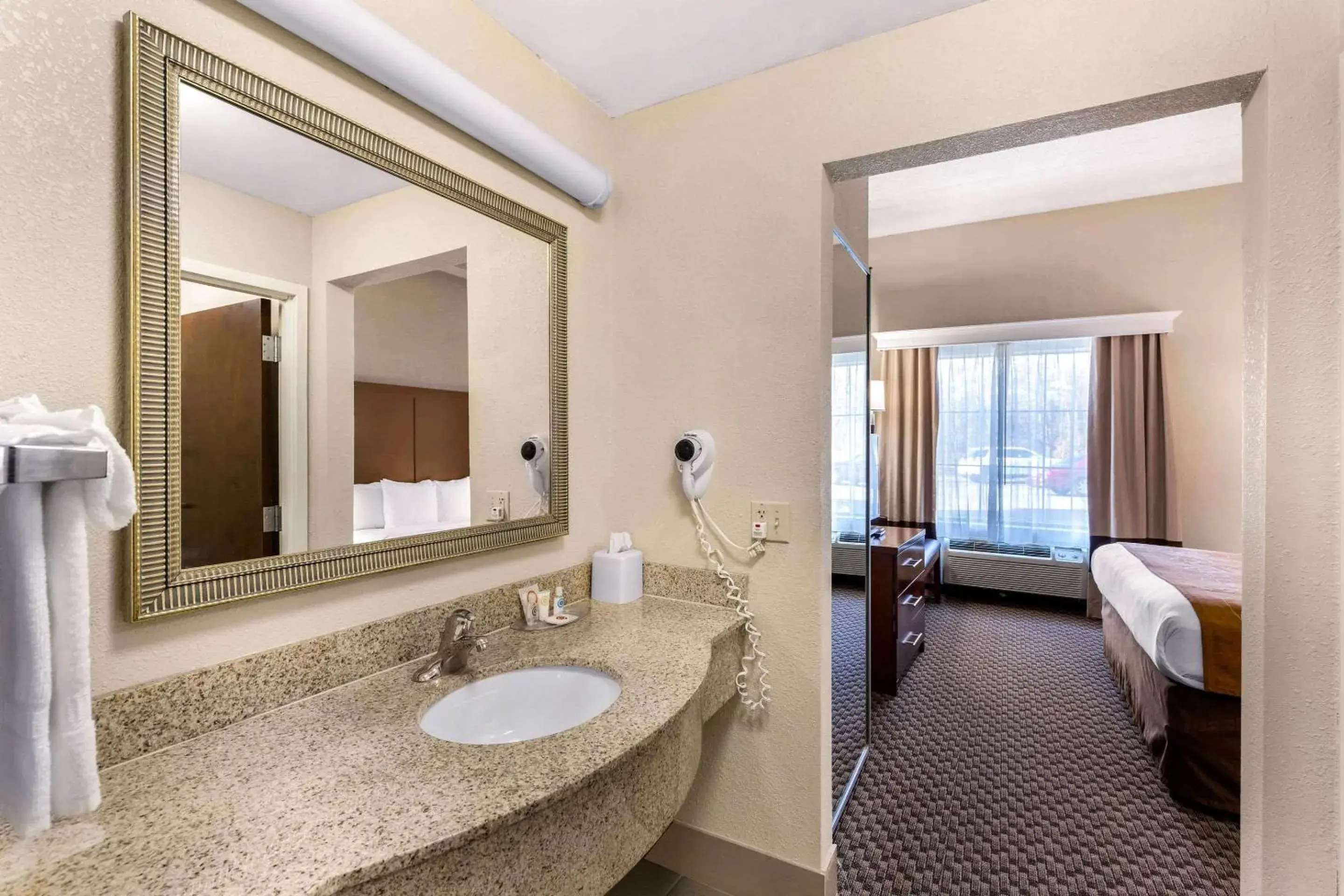 Bedroom, Bed in Comfort Suites Columbia Gateway Bedroom, Bed in Comfort Suites Columbia Gateway