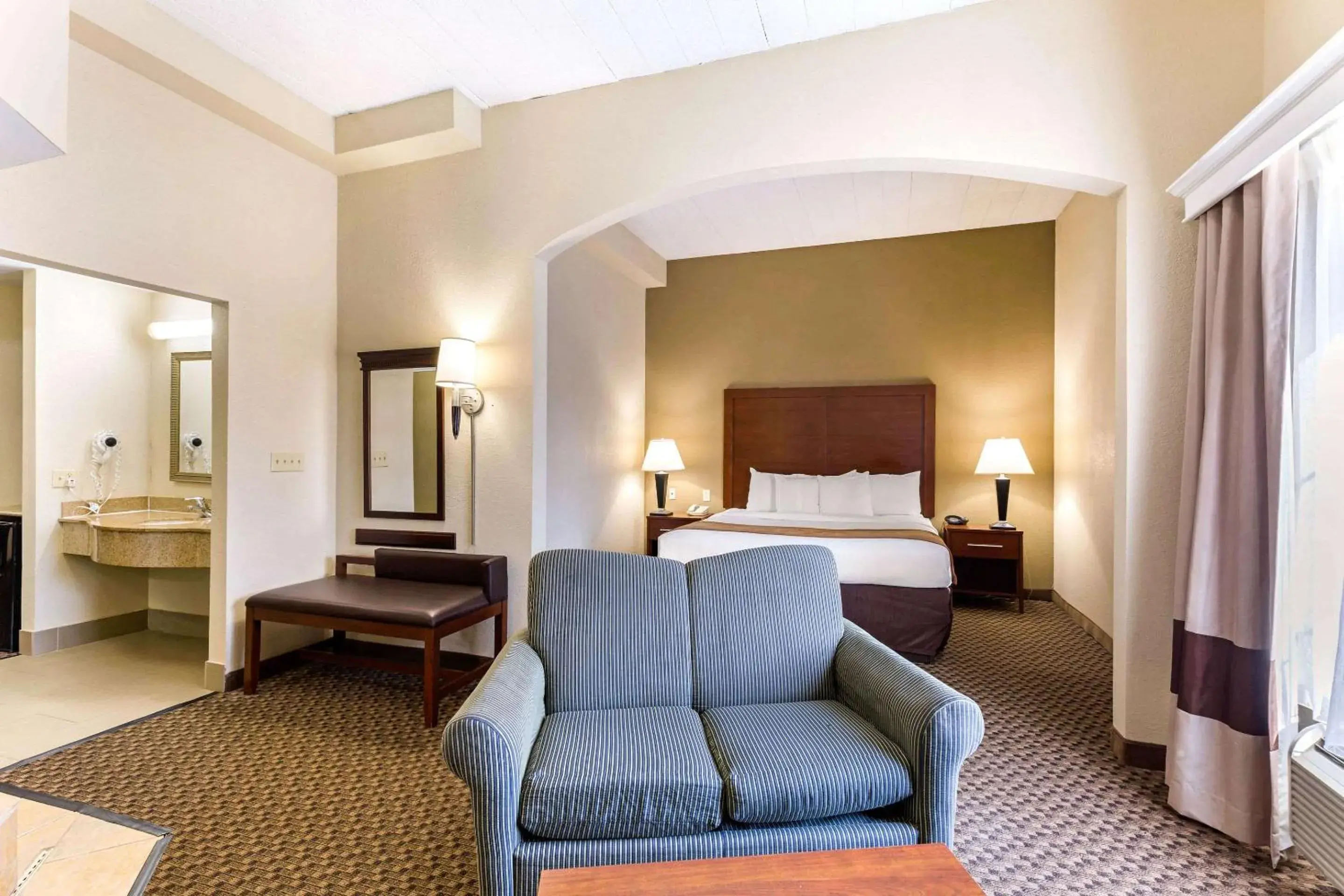 Bedroom, Bed in Comfort Suites Columbia Gateway Bedroom, Bed in Comfort Suites Columbia Gateway