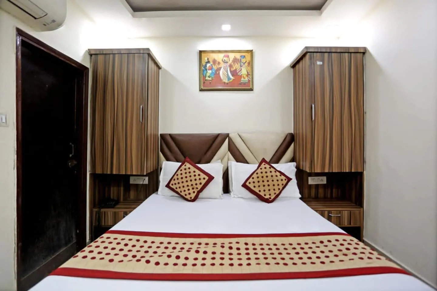 Bed in Hotel Dreamland Dx-5 Mints walk From New Delhi Railways Station