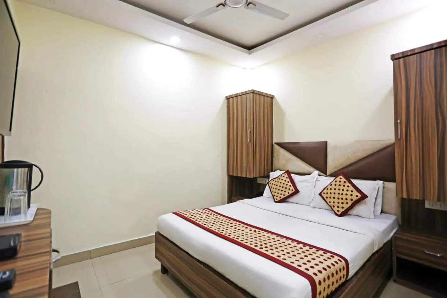 Bedroom, Bed in Hotel Dreamland Dx-5 Mints walk From New Delhi Railways Station